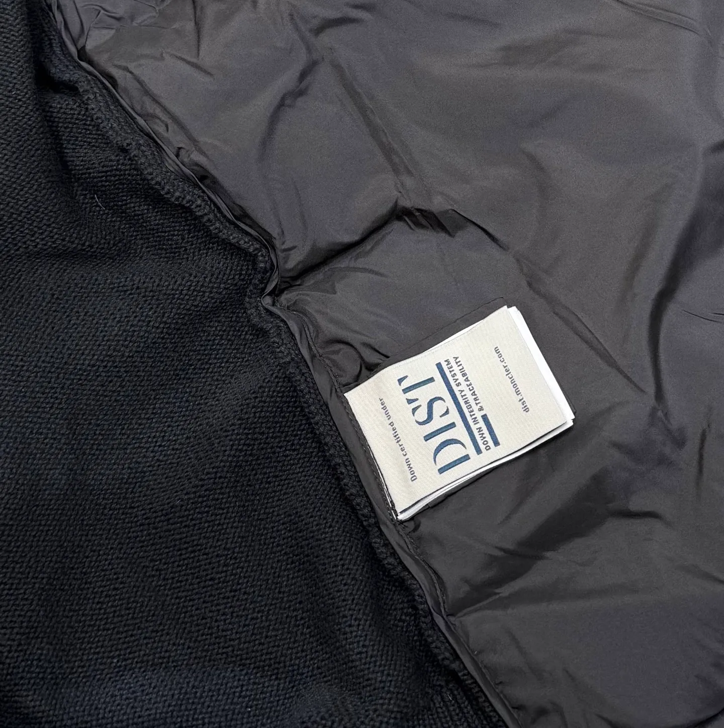 P680 Moncler 2025 autumn and winter new design, fashionable, versatile, comfortable and breathable solid color logo patch stitching quilted sweater! On sale simultaneously on the official website! The down that has a great sense of design and appearance can be purchased directly with quality control. This is a high-end product that you can’t go wrong with! It is made of imported technical fabrics and is filled with 90% white duck down. The fabric texture and shape are exquisite. You can feel its strong aura through the detailed pictures. It also has superior handsomeness and warmth performance, and can be easily worn in various occasions! With polythermal insulation, you don’t have to worry about a little chill! The placket adopts a large-tooth zipper opening and closing design, which is both fashionable and functional. It not only highlights the shape but also keeps the sweater warm. The iconic logo makes the whole style more luxurious! ! Color: Black, Size: M-XXL