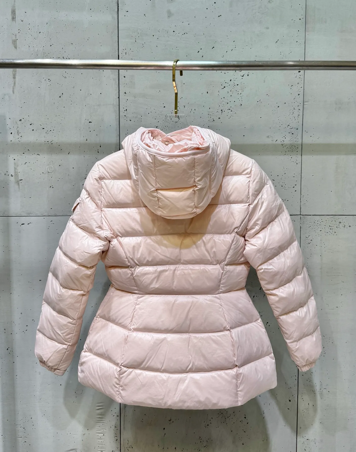 P920 Women's Moncler FW24 Barante short waist silhouette zipper long-sleeved down jacket Color: light pink off-white black Size: 0 1 2 3