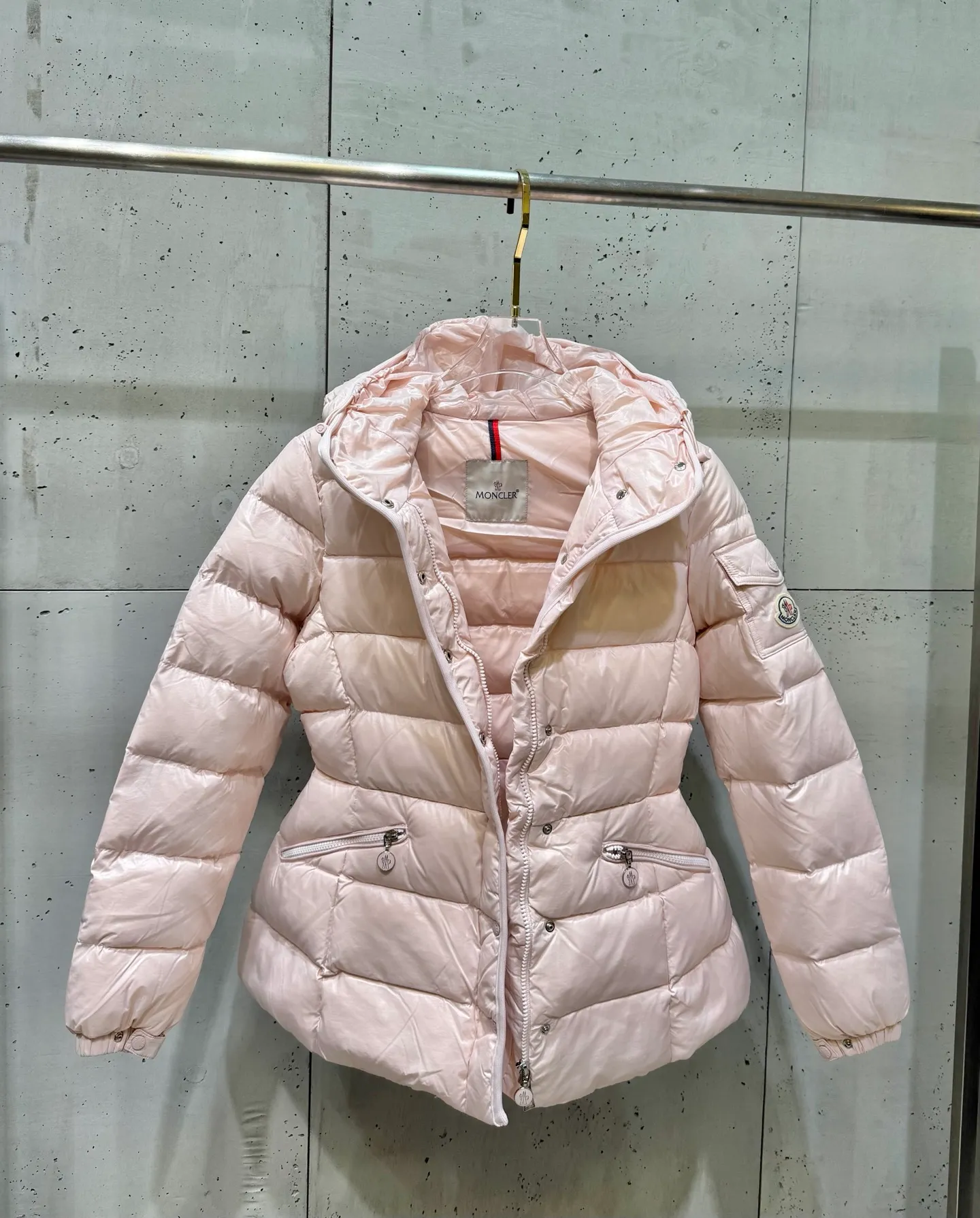 P920 Women's Moncler FW24 Barante short waist silhouette zipper long-sleeved down jacket Color: light pink off-white black Size: 0 1 2 3