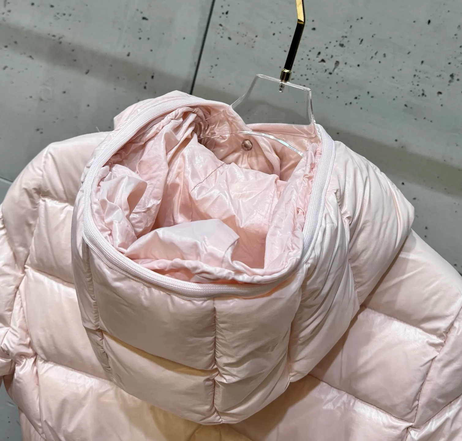 P920 Women's Moncler FW24 Barante short waist silhouette zipper long-sleeved down jacket Color: light pink off-white black Size: 0 1 2 3