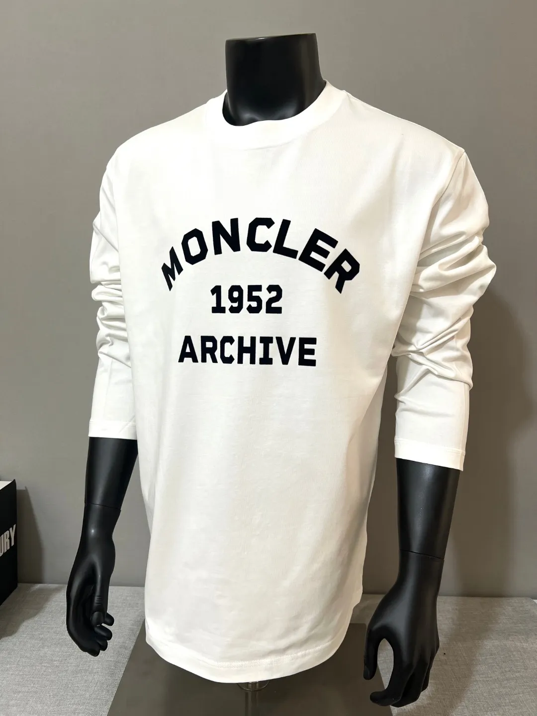 P190 Meng Mou·Moncler MONCLER is new, 2025fw autumn and winter long-sleeved T-shirt, official and official synchronous flocking printing 1952 commemorative sweatshirt short-sleeved, the details match the official version, using 280g double yarn 100% cotton fabric, imported woven thread thread, neckline The bones are not easily deformed, the fabric is soft and breathable, and does not shrink. It has NCF washable mark recognition. The details are in place and the upper body looks good. The European size version is loose and suitable. It is a must-have for the autumn and winter outer wear wardrobe. Color: black, white, size XS-L (L size can wear 200 pounds)