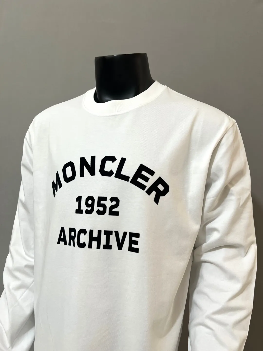 P190 Meng Mou·Moncler MONCLER is new, 2025fw autumn and winter long-sleeved T-shirt, official and official synchronous flocking printing 1952 commemorative sweatshirt short-sleeved, the details match the official version, using 280g double yarn 100% cotton fabric, imported woven thread thread, neckline The bones are not easily deformed, the fabric is soft and breathable, and does not shrink. It has NCF washable mark recognition. The details are in place and the upper body looks good. The European size version is loose and suitable. It is a must-have for the autumn and winter outer wear wardrobe. Color: black, white, size XS-L (L size can wear 200 pounds)