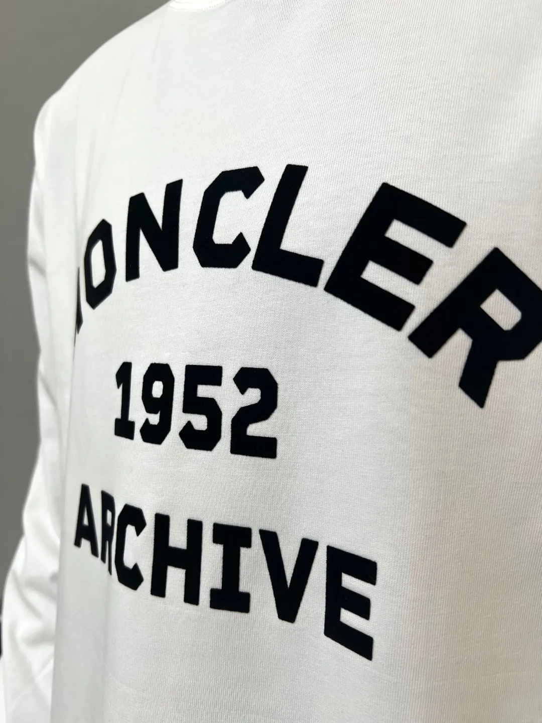 P190 Meng Mou·Moncler MONCLER is new, 2025fw autumn and winter long-sleeved T-shirt, official and official synchronous flocking printing 1952 commemorative sweatshirt short-sleeved, the details match the official version, using 280g double yarn 100% cotton fabric, imported woven thread thread, neckline The bones are not easily deformed, the fabric is soft and breathable, and does not shrink. It has NCF washable mark recognition. The details are in place and the upper body looks good. The European size version is loose and suitable. It is a must-have for the autumn and winter outer wear wardrobe. Color: black, white, size XS-L (L size can wear 200 pounds)