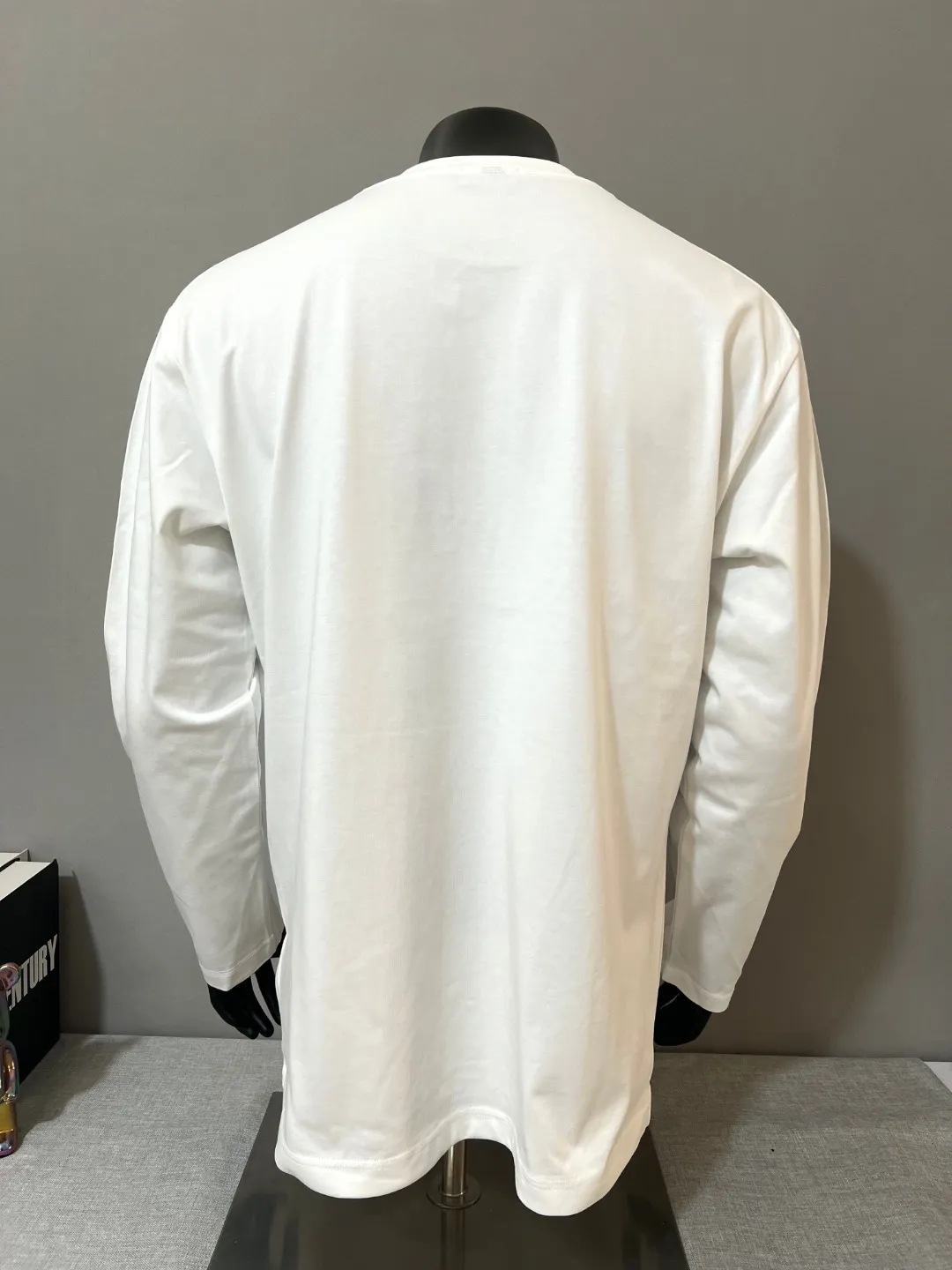 P190 Meng Mou·Moncler MONCLER is new, 2025fw autumn and winter long-sleeved T-shirt, official and official synchronous flocking printing 1952 commemorative sweatshirt short-sleeved, the details match the official version, using 280g double yarn 100% cotton fabric, imported woven thread thread, neckline The bones are not easily deformed, the fabric is soft and breathable, and does not shrink. It has NCF washable mark recognition. The details are in place and the upper body looks good. The European size version is loose and suitable. It is a must-have for the autumn and winter outer wear wardrobe. Color: black, white, size XS-L (L size can wear 200 pounds)