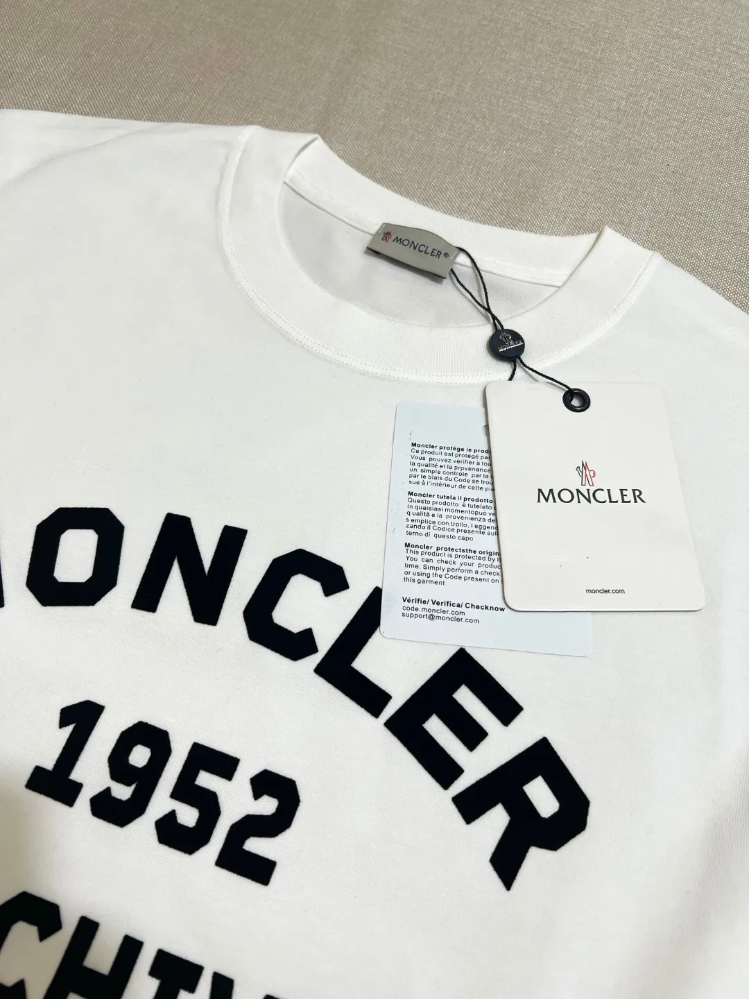 P190 Meng Mou·Moncler MONCLER is new, 2025fw autumn and winter long-sleeved T-shirt, official and official synchronous flocking printing 1952 commemorative sweatshirt short-sleeved, the details match the official version, using 280g double yarn 100% cotton fabric, imported woven thread thread, neckline The bones are not easily deformed, the fabric is soft and breathable, and does not shrink. It has NCF washable mark recognition. The details are in place and the upper body looks good. The European size version is loose and suitable. It is a must-have for the autumn and winter outer wear wardrobe. Color: black, white, size XS-L (L size can wear 200 pounds)