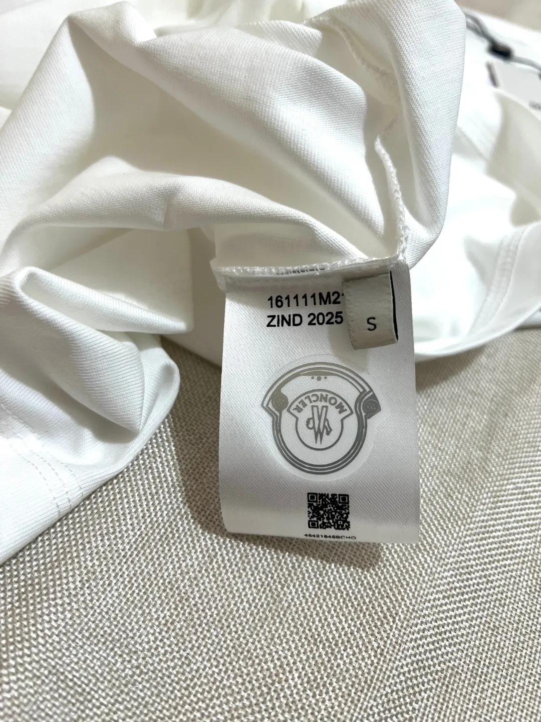P190 Meng Mou·Moncler MONCLER is new, 2025fw autumn and winter long-sleeved T-shirt, official and official synchronous flocking printing 1952 commemorative sweatshirt short-sleeved, the details match the official version, using 280g double yarn 100% cotton fabric, imported woven thread thread, neckline The bones are not easily deformed, the fabric is soft and breathable, and does not shrink. It has NCF washable mark recognition. The details are in place and the upper body looks good. The European size version is loose and suitable. It is a must-have for the autumn and winter outer wear wardrobe. Color: black, white, size XS-L (L size can wear 200 pounds)