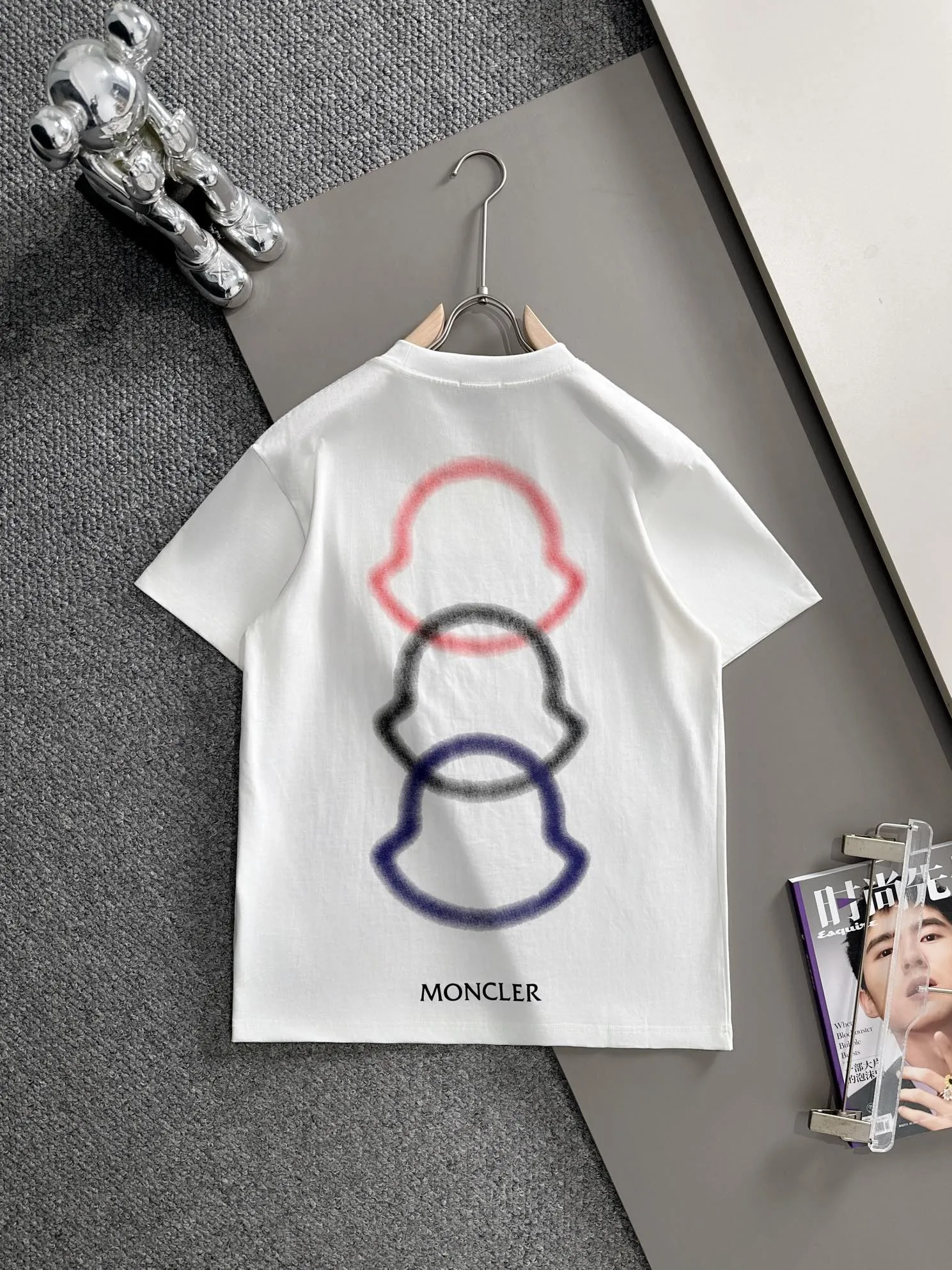 P190 Moncler 2026 new short-sleeved T-shirt, a must-have item for men and women for daily commuting. The high-strength pure cotton double-sand fabric feels full of weight. The upper body is also more textured than ordinary T-shirts. It is not easy to deform. The loose version design looks noble. ❗Three standards are complete❗ Color: Picture color Size: S, M, L, xL