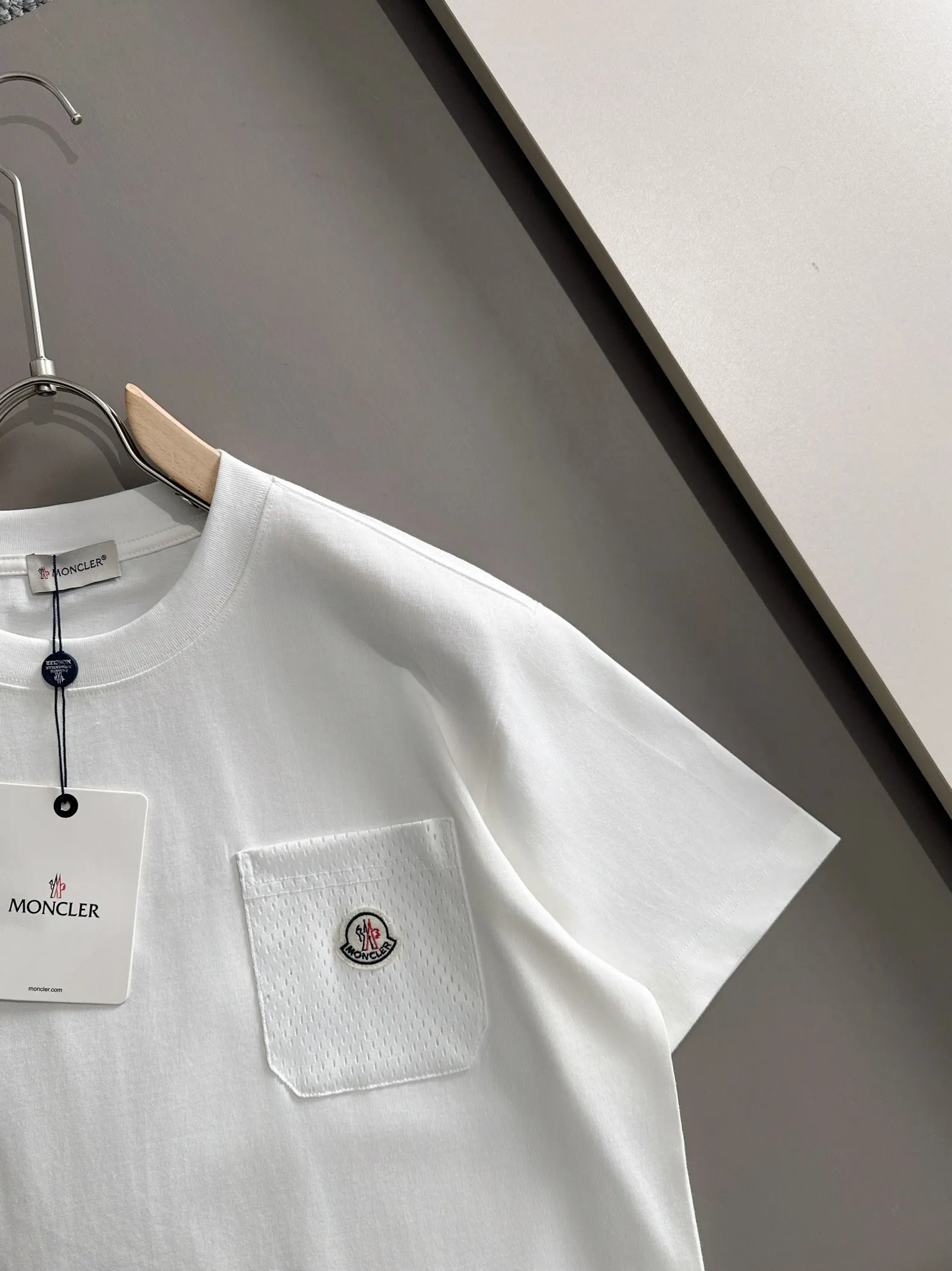 P190 Moncler 2026 new short-sleeved T-shirt, a must-have item for men and women for daily commuting. The high-strength pure cotton double-sand fabric feels full of weight. The upper body is also more textured than ordinary T-shirts. It is not easy to deform. The loose version design looks noble. ❗Three standards are complete❗ Color: Picture color Size: S, M, L, xL