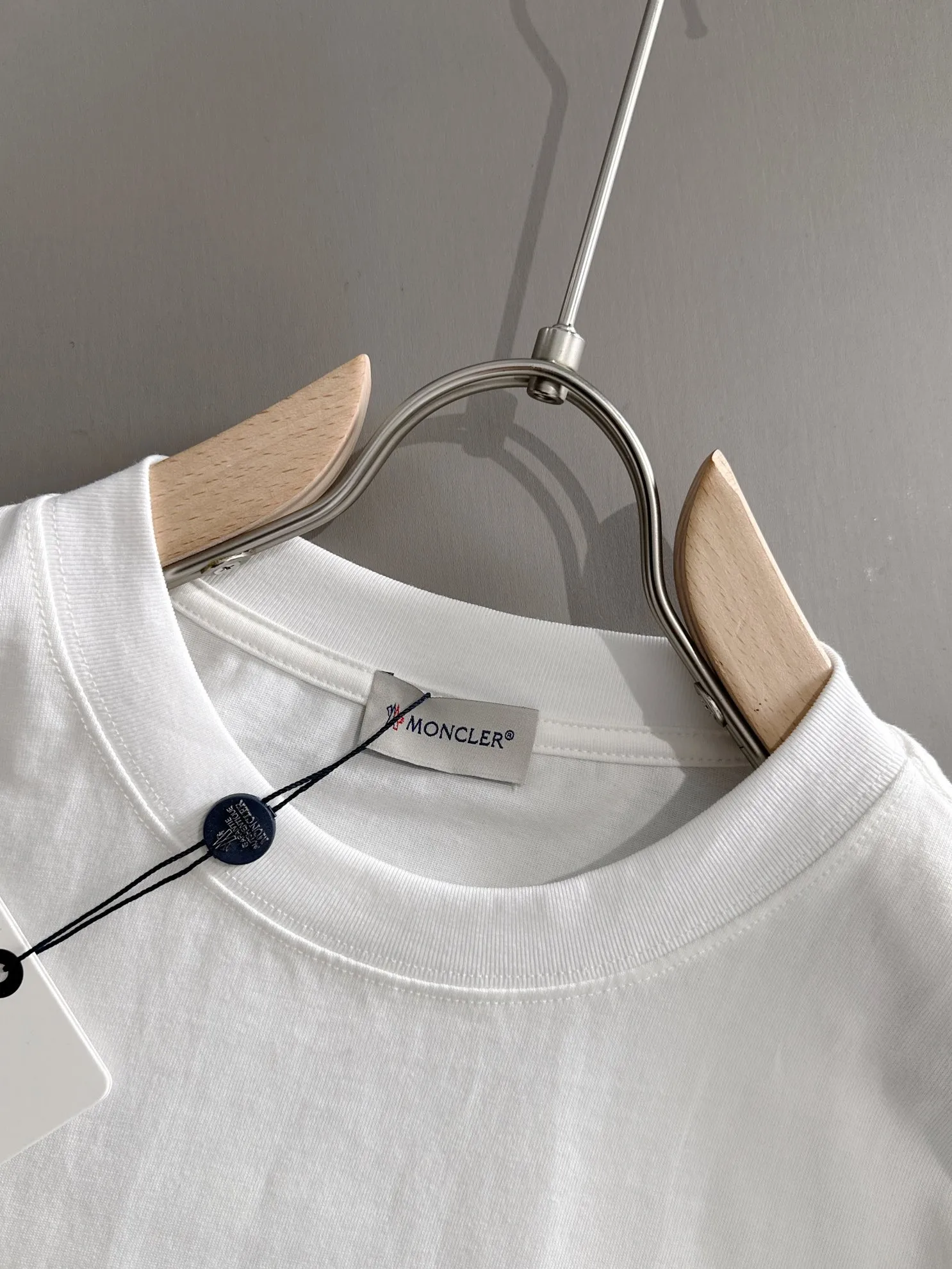 P190 Moncler 2026 new short-sleeved T-shirt, a must-have item for men and women for daily commuting. The high-strength pure cotton double-sand fabric feels full of weight. The upper body is also more textured than ordinary T-shirts. It is not easy to deform. The loose version design looks noble. ❗Three standards are complete❗ Color: Picture color Size: S, M, L, xL