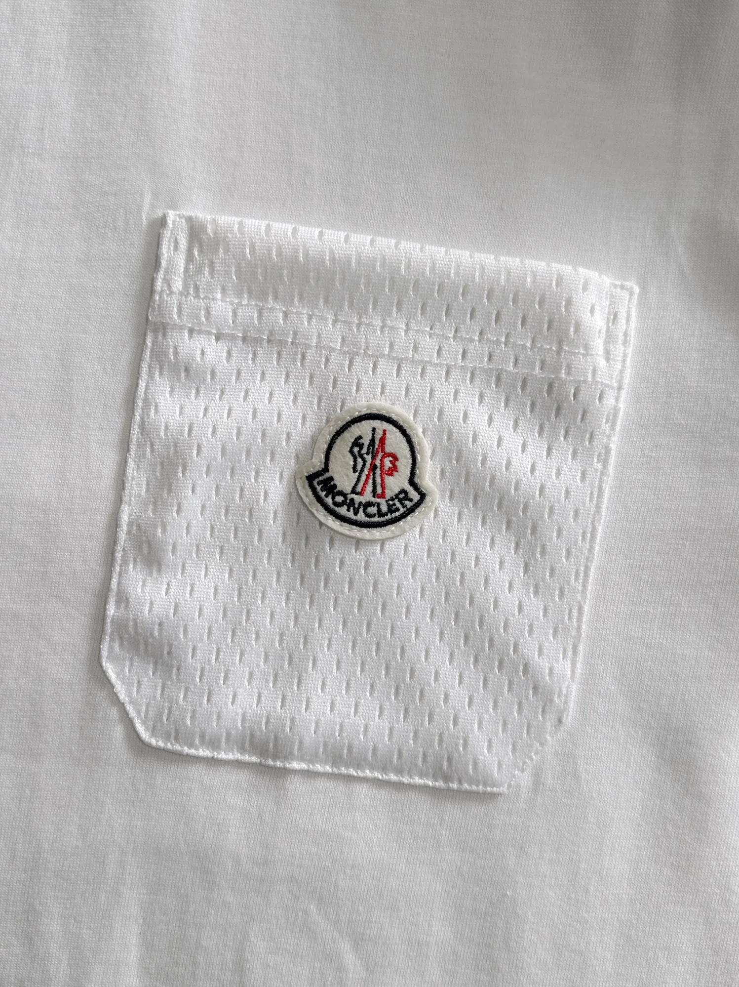 P190 Moncler 2026 new short-sleeved T-shirt, a must-have item for men and women for daily commuting. The high-strength pure cotton double-sand fabric feels full of weight. The upper body is also more textured than ordinary T-shirts. It is not easy to deform. The loose version design looks noble. ❗Three standards are complete❗ Color: Picture color Size: S, M, L, xL