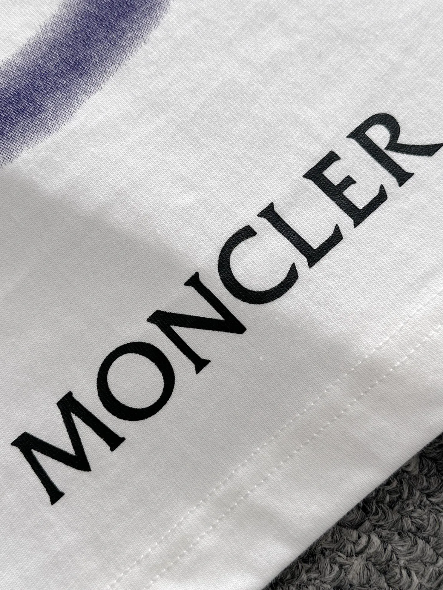 P190 Moncler 2026 new short-sleeved T-shirt, a must-have item for men and women for daily commuting. The high-strength pure cotton double-sand fabric feels full of weight. The upper body is also more textured than ordinary T-shirts. It is not easy to deform. The loose version design looks noble. ❗Three standards are complete❗ Color: Picture color Size: S, M, L, xL