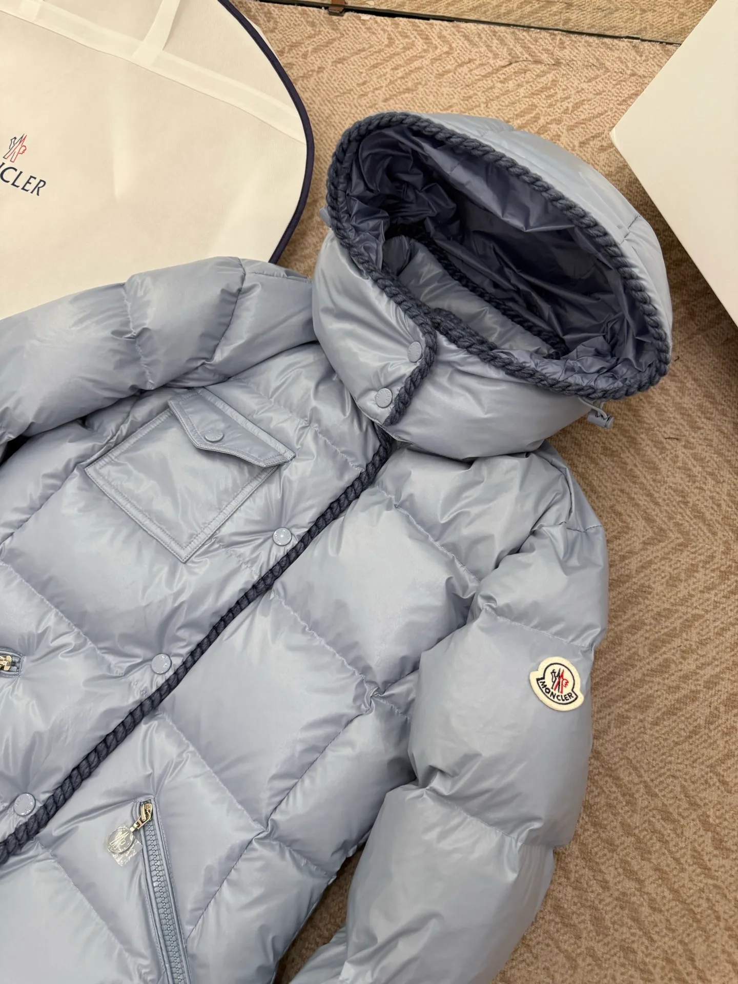 P940 Moncler/Moncler 25 new oil wax leather waisted GLAREIN hooded long-sleeved down jacket for women. Oil wax leather coated new fabric, slim design style, warm and slimming, 90% goose down filling, molded custom hardware. Color: white, blue, black code number: 1-2-3-4