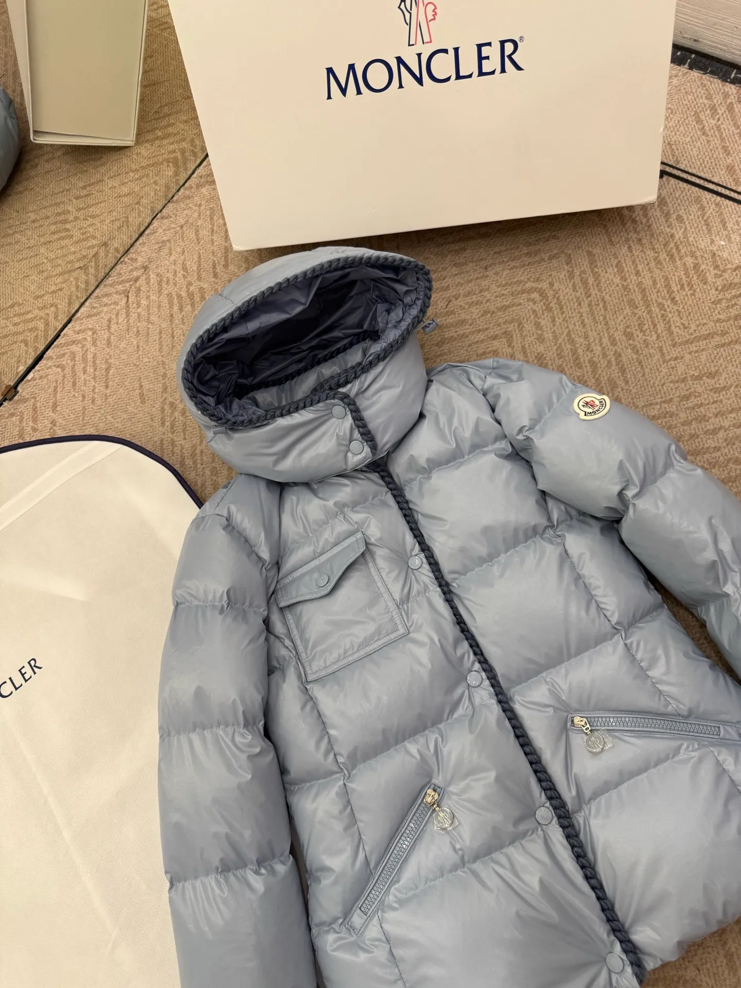 P940 Moncler/Moncler 25 new oil wax leather waisted GLAREIN hooded long-sleeved down jacket for women. Oil wax leather coated new fabric, slim design style, warm and slimming, 90% goose down filling, molded custom hardware. Color: white, blue, black code number: 1-2-3-4
