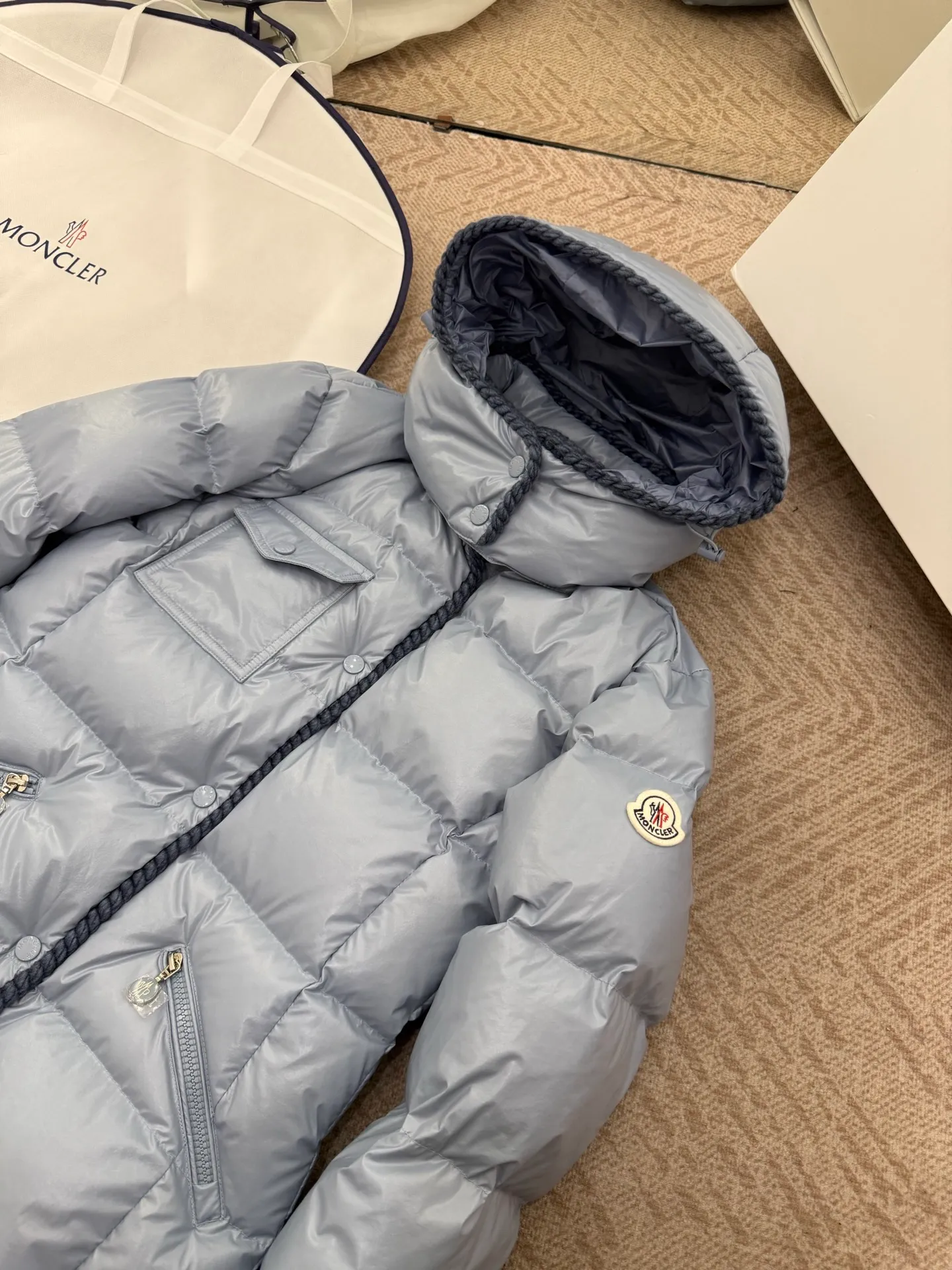 P940 Moncler/Moncler 25 new oil wax leather waisted GLAREIN hooded long-sleeved down jacket for women. Oil wax leather coated new fabric, slim design style, warm and slimming, 90% goose down filling, molded custom hardware. Color: white, blue, black code number: 1-2-3-4