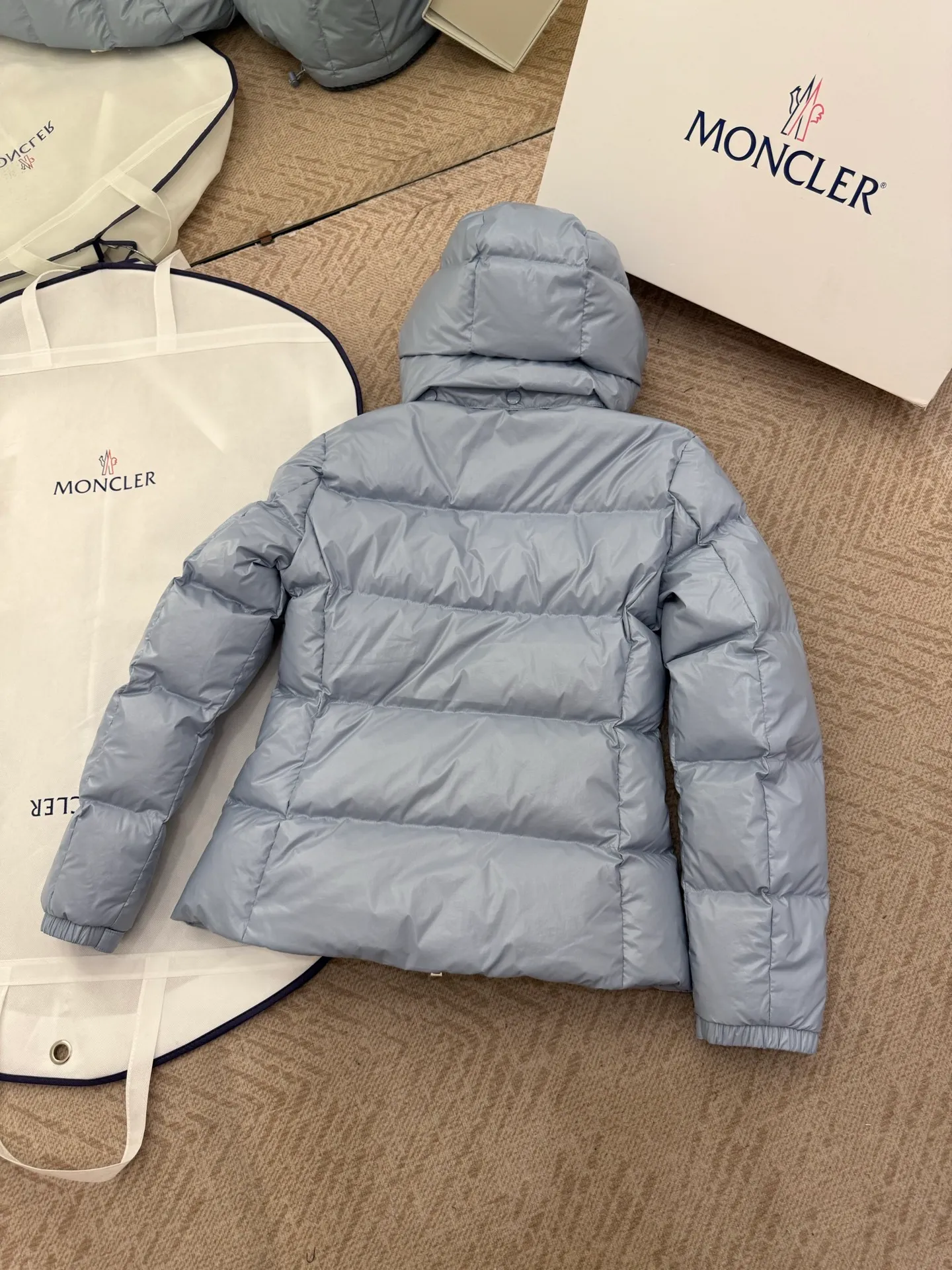 P940 Moncler/Moncler 25 new oil wax leather waisted GLAREIN hooded long-sleeved down jacket for women. Oil wax leather coated new fabric, slim design style, warm and slimming, 90% goose down filling, molded custom hardware. Color: white, blue, black code number: 1-2-3-4