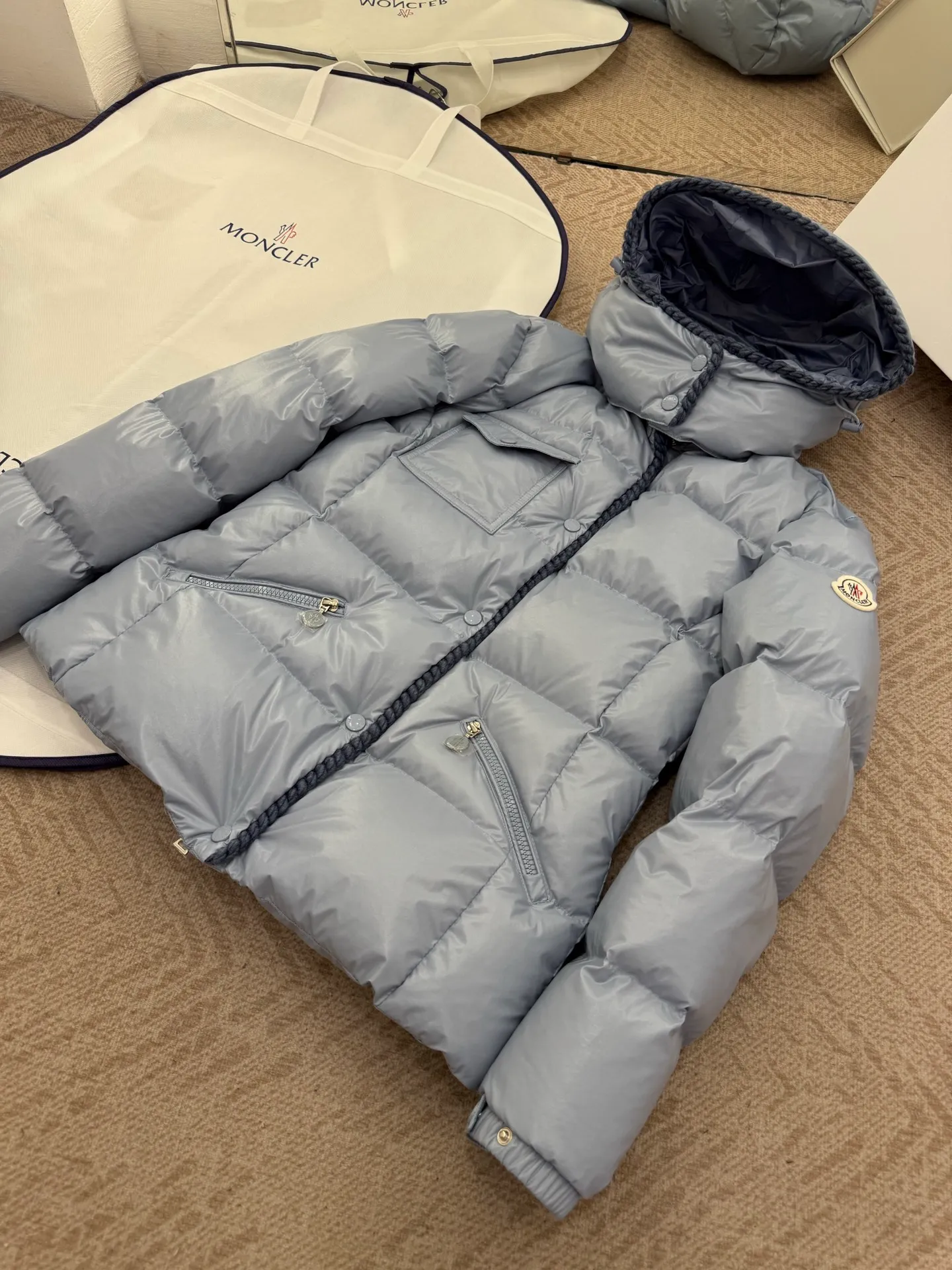 P940 Moncler/Moncler 25 new oil wax leather waisted GLAREIN hooded long-sleeved down jacket for women. Oil wax leather coated new fabric, slim design style, warm and slimming, 90% goose down filling, molded custom hardware. Color: white, blue, black code number: 1-2-3-4