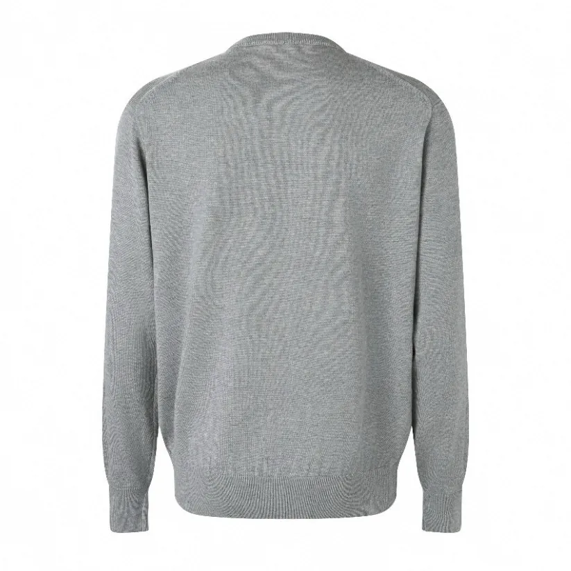 P420 Exclusive supply] Moncler letter logo round neck sweater (grey) The fabric is made of wool blended fabric, mainly 95% wool, combined with 4% nylon and 1% spandex. The main body of wool ensures the warmth and comfort of the clothing. The addition of a small amount of nylon and spandex significantly improves the elasticity and wear resistance. The ribbed decorative parts are made of 100% wool, which further enhances the overall texture. Through the high needle count and fine gauge loom, combined with the orderly direction of the internal yarn, the floating yarn is cleverly woven and stored, with almost no unnecessary thread mess. The color switching of each group of letters is synchronized with the knitting needle in milliseconds, forming a delicate jacquard letter LOGO decoration on the chest. Size:S/M/L/XL