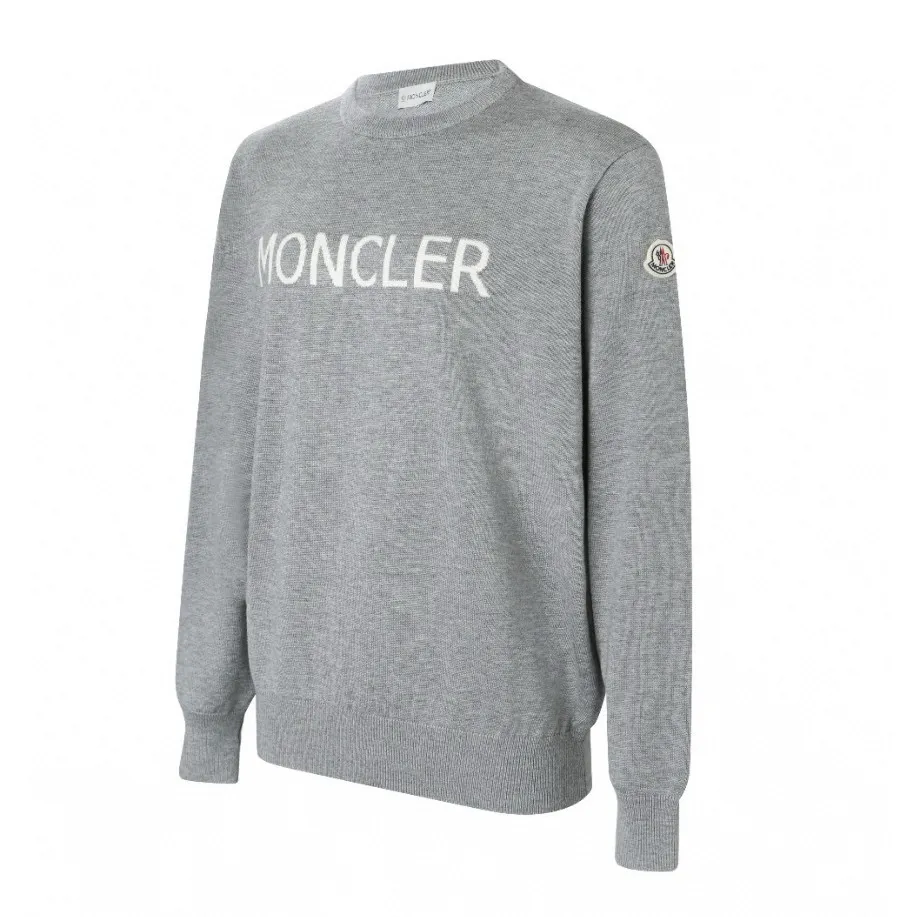 P420 Exclusive supply] Moncler letter logo round neck sweater (grey) The fabric is made of wool blended fabric, mainly 95% wool, combined with 4% nylon and 1% spandex. The main body of wool ensures the warmth and comfort of the clothing. The addition of a small amount of nylon and spandex significantly improves the elasticity and wear resistance. The ribbed decorative parts are made of 100% wool, which further enhances the overall texture. Through the high needle count and fine gauge loom, combined with the orderly direction of the internal yarn, the floating yarn is cleverly woven and stored, with almost no unnecessary thread mess. The color switching of each group of letters is synchronized with the knitting needle in milliseconds, forming a delicate jacquard letter LOGO decoration on the chest. Size:S/M/L/XL