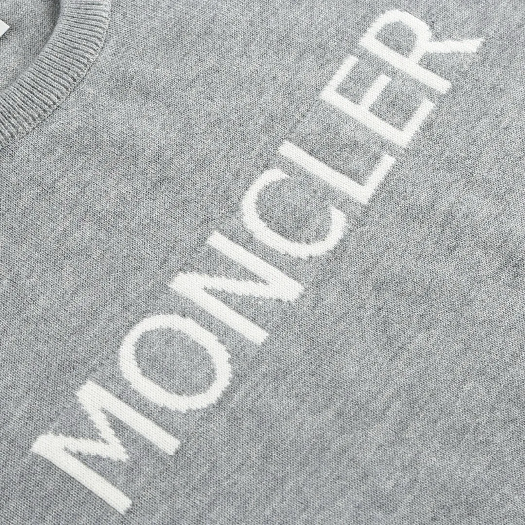P420 Exclusive supply] Moncler letter logo round neck sweater (grey) The fabric is made of wool blended fabric, mainly 95% wool, combined with 4% nylon and 1% spandex. The main body of wool ensures the warmth and comfort of the clothing. The addition of a small amount of nylon and spandex significantly improves the elasticity and wear resistance. The ribbed decorative parts are made of 100% wool, which further enhances the overall texture. Through the high needle count and fine gauge loom, combined with the orderly direction of the internal yarn, the floating yarn is cleverly woven and stored, with almost no unnecessary thread mess. The color switching of each group of letters is synchronized with the knitting needle in milliseconds, forming a delicate jacquard letter LOGO decoration on the chest. Size:S/M/L/XL