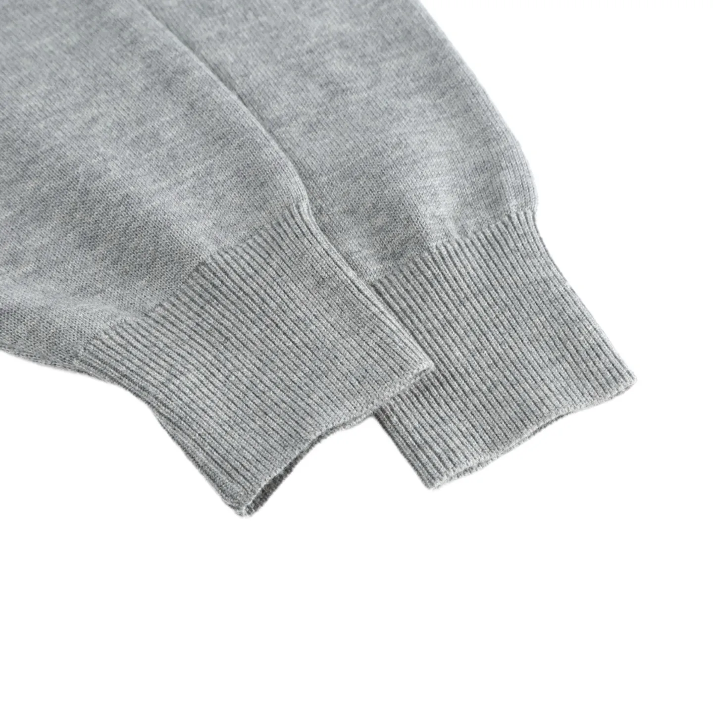 P420 Exclusive supply] Moncler letter logo round neck sweater (grey) The fabric is made of wool blended fabric, mainly 95% wool, combined with 4% nylon and 1% spandex. The main body of wool ensures the warmth and comfort of the clothing. The addition of a small amount of nylon and spandex significantly improves the elasticity and wear resistance. The ribbed decorative parts are made of 100% wool, which further enhances the overall texture. Through the high needle count and fine gauge loom, combined with the orderly direction of the internal yarn, the floating yarn is cleverly woven and stored, with almost no unnecessary thread mess. The color switching of each group of letters is synchronized with the knitting needle in milliseconds, forming a delicate jacquard letter LOGO decoration on the chest. Size:S/M/L/XL