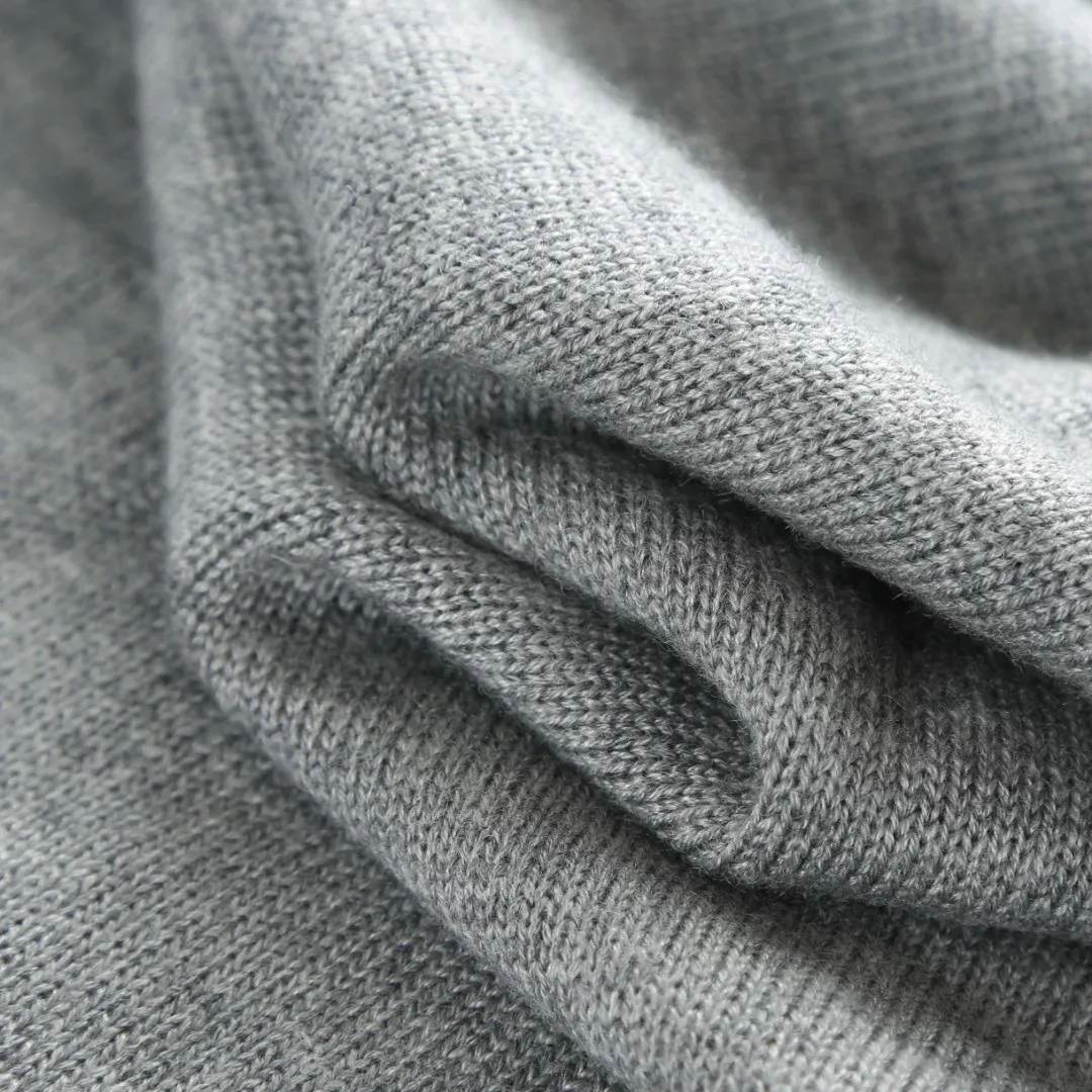 P420 Exclusive supply] Moncler letter logo round neck sweater (grey) The fabric is made of wool blended fabric, mainly 95% wool, combined with 4% nylon and 1% spandex. The main body of wool ensures the warmth and comfort of the clothing. The addition of a small amount of nylon and spandex significantly improves the elasticity and wear resistance. The ribbed decorative parts are made of 100% wool, which further enhances the overall texture. Through the high needle count and fine gauge loom, combined with the orderly direction of the internal yarn, the floating yarn is cleverly woven and stored, with almost no unnecessary thread mess. The color switching of each group of letters is synchronized with the knitting needle in milliseconds, forming a delicate jacquard letter LOGO decoration on the chest. Size:S/M/L/XL