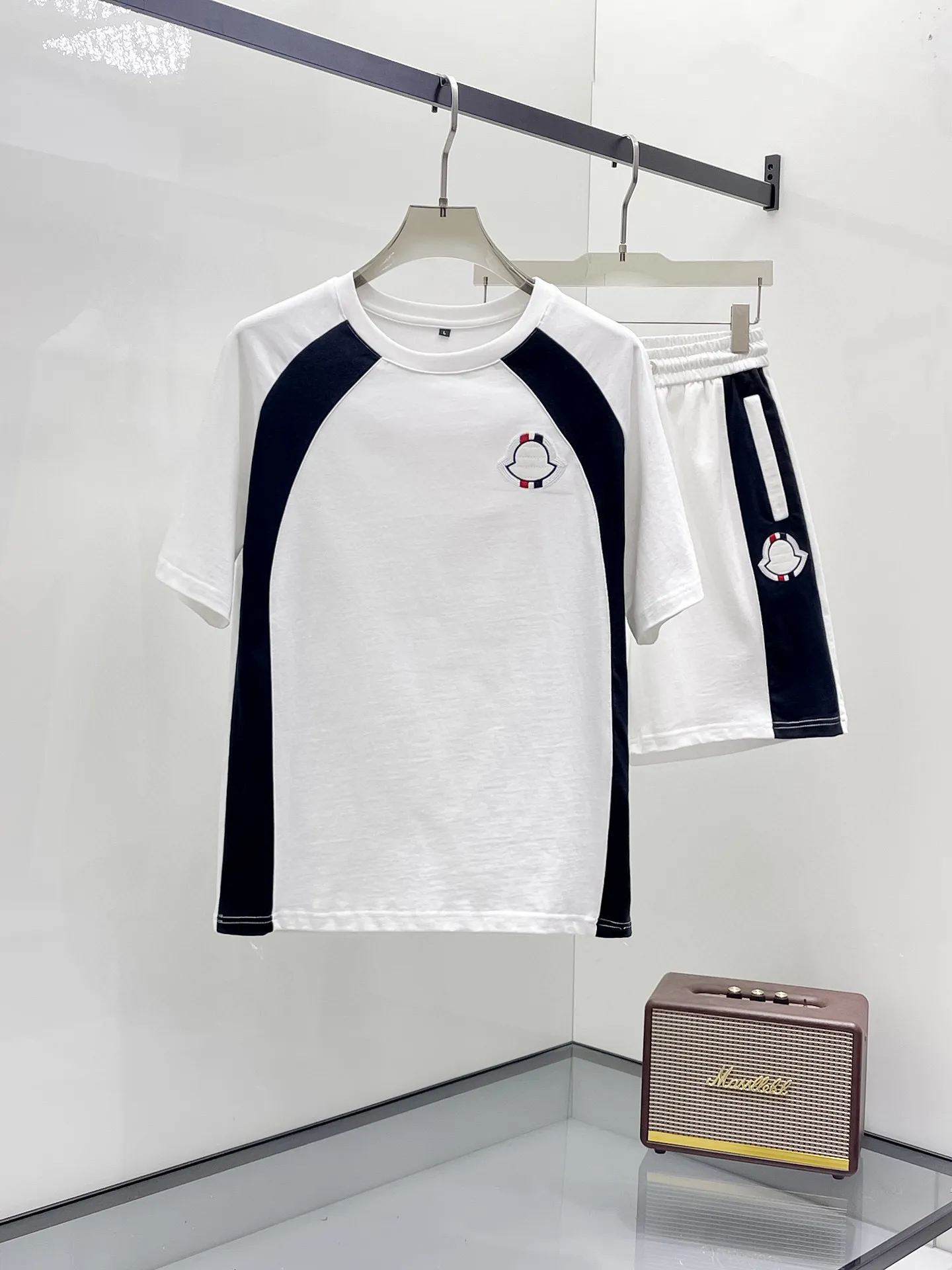 P560 Brand [MONCLER Mouth Covered] 2025 round neck short-sleeved shorts suit. The pure cotton fabric upper body will not be stuffy, the smooth and comfortable skin-friendly effect is more breathable, the fabric has its own texture, classic logo technology, a new interpretation from a unique angle, the first choice for fashion and versatility! Size: M-3XL (maximum wear: 190 pounds)
