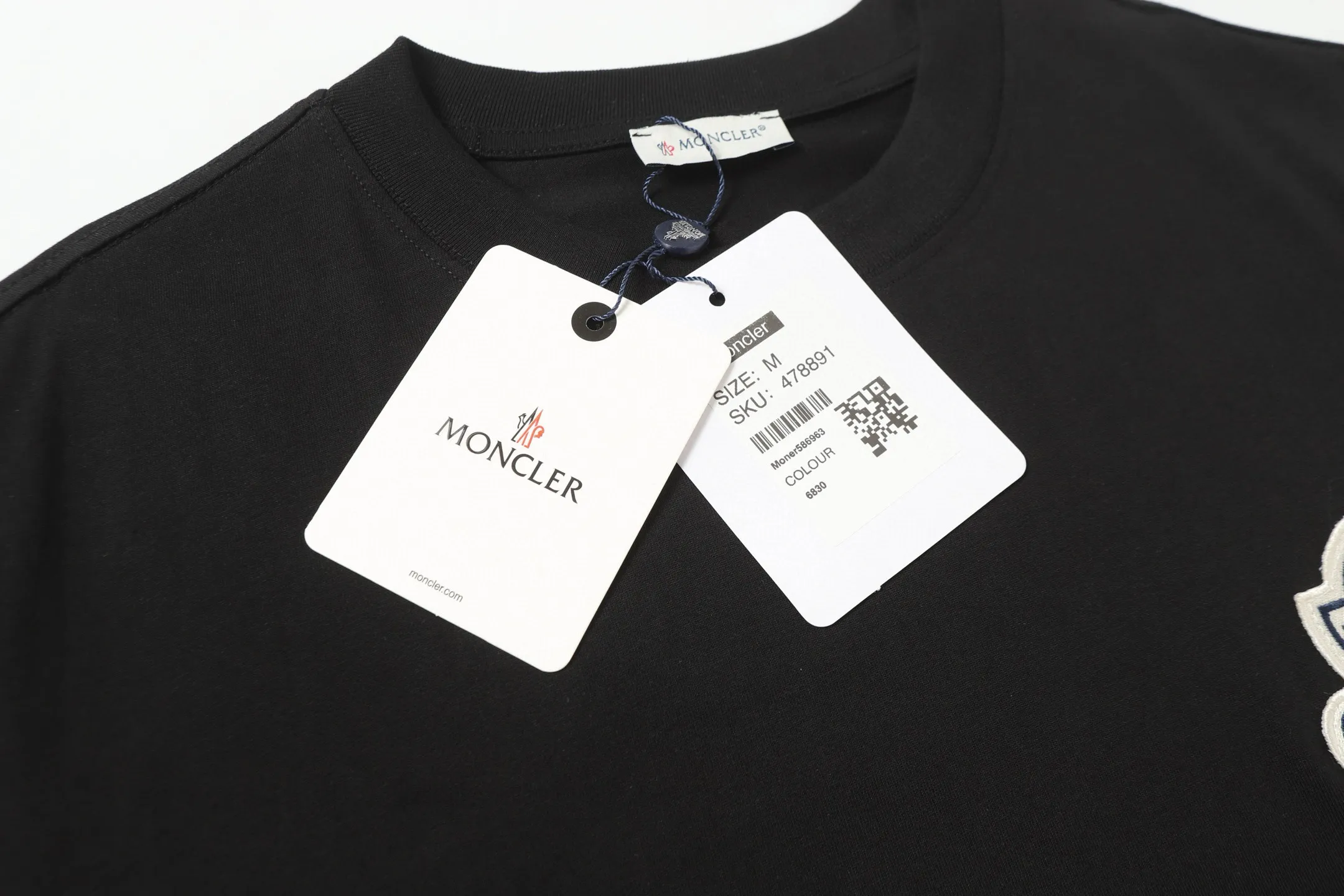 P134 Style No.: 869 〈MONCLER〉The price of the MONCLER is actually quite advantageous. Those who have been to the counters should know that the price of the MONCLER is not much cheaper than Gucci Burberry. It is just relatively low-key and unwilling to hype. It is a picture that you want to buy or not. It has an arrogant existence... Exclusively customized 270g 32-count double yarn smooth cotton. The texture is very soft and comfortable. 100% different from the top fabrics in the market (does not shrink, deform, or pill). Matched with 320g 1*1 thread (fabric threads are dyed in the same vat, no color difference, threads are not easy to deform) Color: Black White Size: S-XL