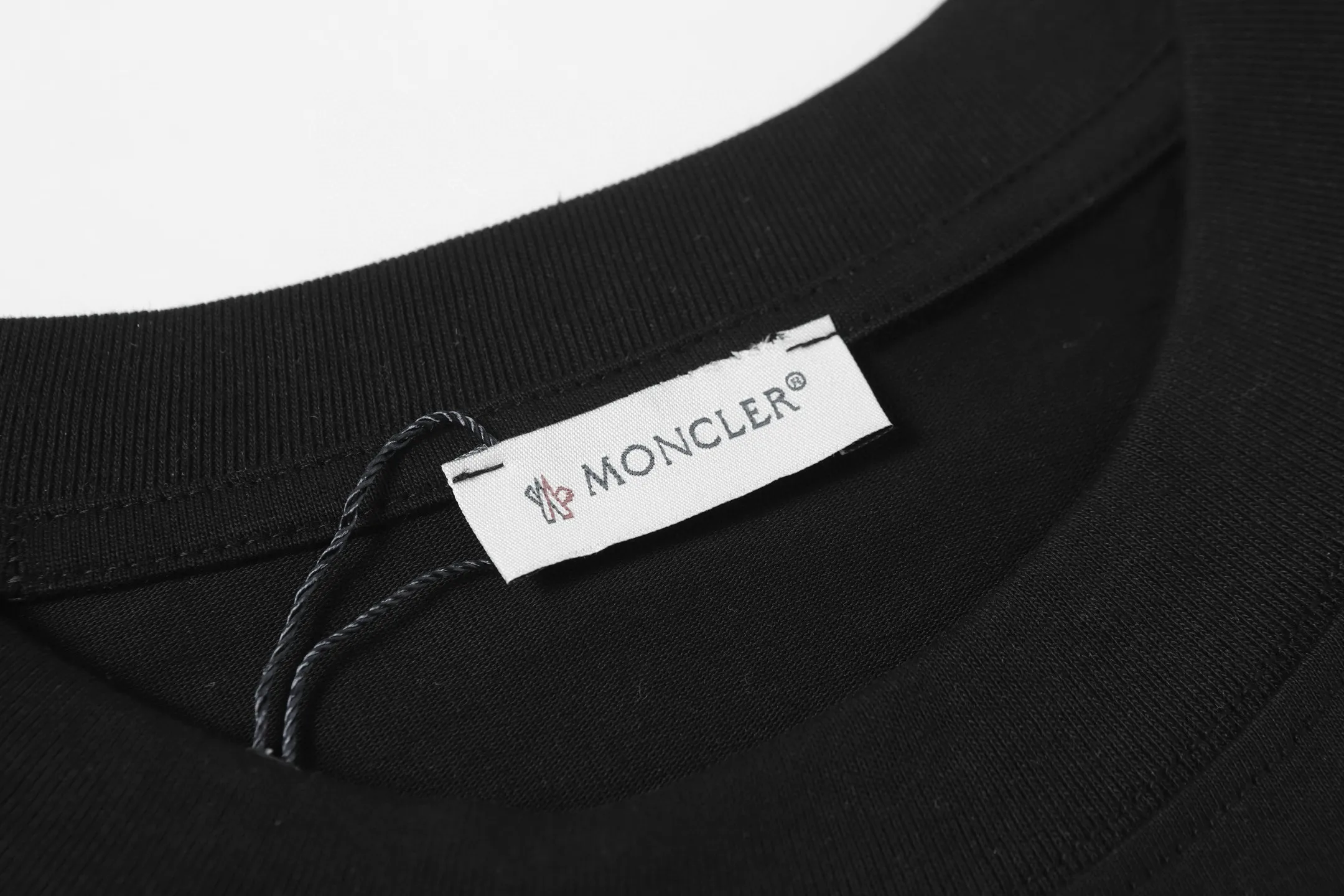 P134 Style No.: 869 〈MONCLER〉The price of the MONCLER is actually quite advantageous. Those who have been to the counters should know that the price of the MONCLER is not much cheaper than Gucci Burberry. It is just relatively low-key and unwilling to hype. It is a picture that you want to buy or not. It has an arrogant existence... Exclusively customized 270g 32-count double yarn smooth cotton. The texture is very soft and comfortable. 100% different from the top fabrics in the market (does not shrink, deform, or pill). Matched with 320g 1*1 thread (fabric threads are dyed in the same vat, no color difference, threads are not easy to deform) Color: Black White Size: S-XL