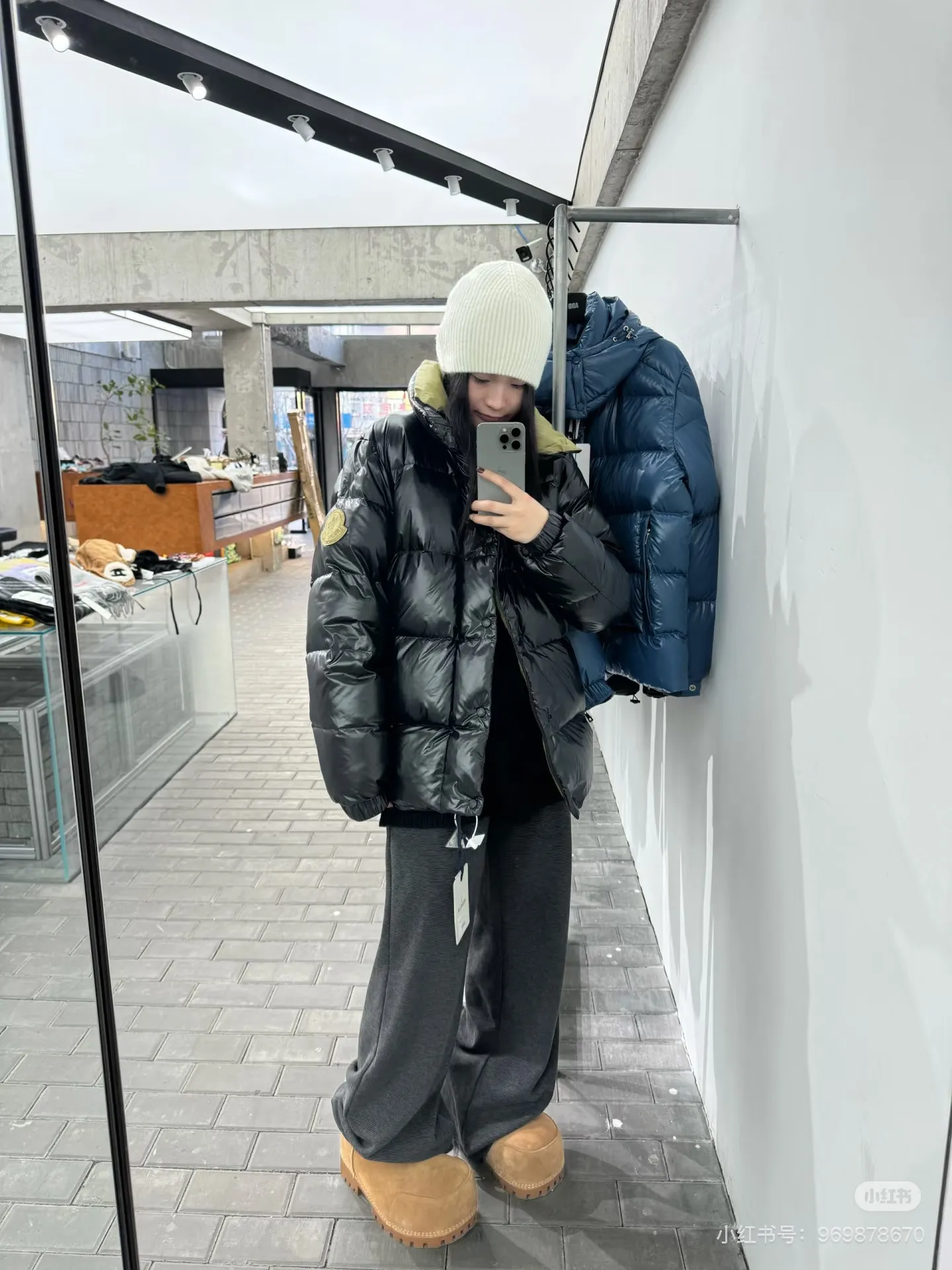 P870 Style number: G123 Moncler GENIUS x 1952 co-branded Dervo Moncler co-branded new stand-up collar zipper couple's down jacket 1️⃣Hangtag built-in NFC electronic sensor anti-counterfeiting) Dervox down is made of lightweight nylon laqué fabric, which is comfortable and warm without being heavy. It is equipped with internal shoulder straps, which can be carried as a carry when the temperature heats up! 2️⃣It is very youthful and energetic, and can be easily worn by both men and women. It is very in line with the fashion aesthetic concepts of today's young people! 3️⃣ A full set of customized accessories, complete with three standards, same style for men and women, a must-have for couples! Color: black Size: 1, 2, 3, 4