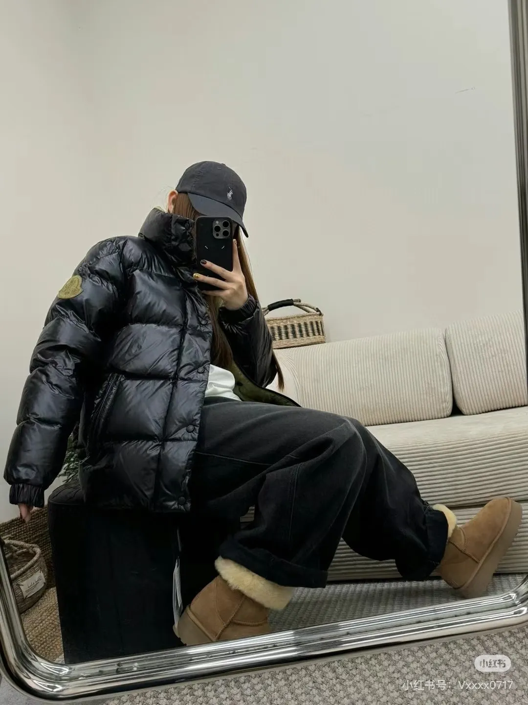 P870 Style number: G123 Moncler GENIUS x 1952 co-branded Dervo Moncler co-branded new stand-up collar zipper couple's down jacket 1️⃣Hangtag built-in NFC electronic sensor anti-counterfeiting) Dervox down is made of lightweight nylon laqué fabric, which is comfortable and warm without being heavy. It is equipped with internal shoulder straps, which can be carried as a carry when the temperature heats up! 2️⃣It is very youthful and energetic, and can be easily worn by both men and women. It is very in line with the fashion aesthetic concepts of today's young people! 3️⃣ A full set of customized accessories, complete with three standards, same style for men and women, a must-have for couples! Color: black Size: 1, 2, 3, 4