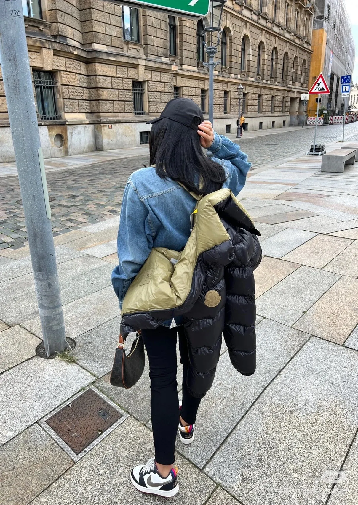 P870 Style number: G123 Moncler GENIUS x 1952 co-branded Dervo Moncler co-branded new stand-up collar zipper couple's down jacket 1️⃣Hangtag built-in NFC electronic sensor anti-counterfeiting) Dervox down is made of lightweight nylon laqué fabric, which is comfortable and warm without being heavy. It is equipped with internal shoulder straps, which can be carried as a carry when the temperature heats up! 2️⃣It is very youthful and energetic, and can be easily worn by both men and women. It is very in line with the fashion aesthetic concepts of today's young people! 3️⃣ A full set of customized accessories, complete with three standards, same style for men and women, a must-have for couples! Color: black Size: 1, 2, 3, 4