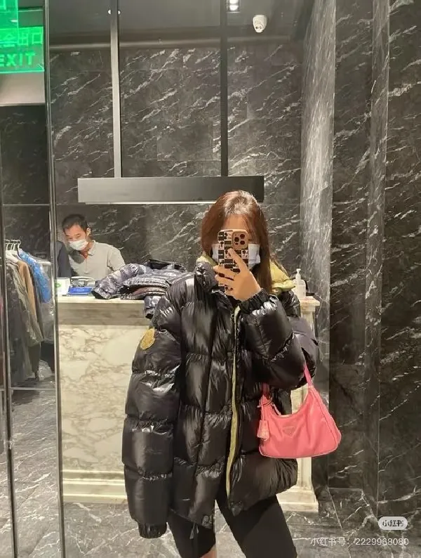 P870 Style number: G123 Moncler GENIUS x 1952 co-branded Dervo Moncler co-branded new stand-up collar zipper couple's down jacket 1️⃣Hangtag built-in NFC electronic sensor anti-counterfeiting) Dervox down is made of lightweight nylon laqué fabric, which is comfortable and warm without being heavy. It is equipped with internal shoulder straps, which can be carried as a carry when the temperature heats up! 2️⃣It is very youthful and energetic, and can be easily worn by both men and women. It is very in line with the fashion aesthetic concepts of today's young people! 3️⃣ A full set of customized accessories, complete with three standards, same style for men and women, a must-have for couples! Color: black Size: 1, 2, 3, 4