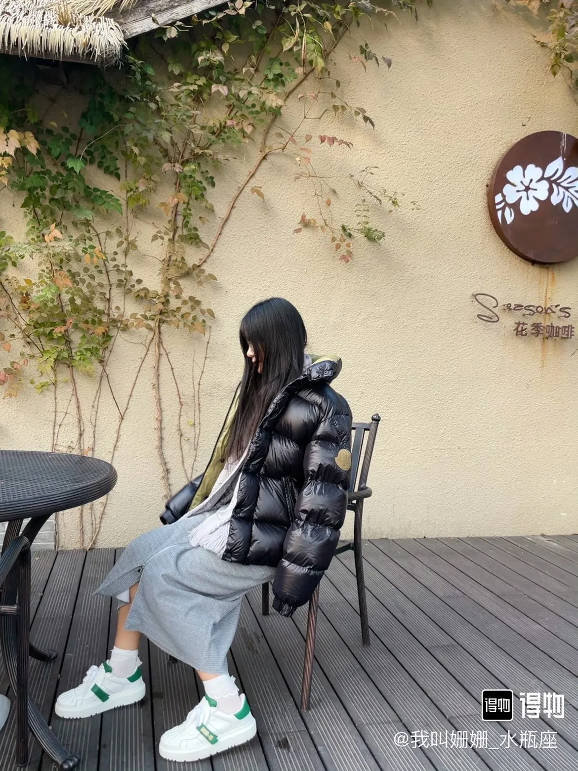 P870 Style number: G123 Moncler GENIUS x 1952 co-branded Dervo Moncler co-branded new stand-up collar zipper couple's down jacket 1️⃣Hangtag built-in NFC electronic sensor anti-counterfeiting) Dervox down is made of lightweight nylon laqué fabric, which is comfortable and warm without being heavy. It is equipped with internal shoulder straps, which can be carried as a carry when the temperature heats up! 2️⃣It is very youthful and energetic, and can be easily worn by both men and women. It is very in line with the fashion aesthetic concepts of today's young people! 3️⃣ A full set of customized accessories, complete with three standards, same style for men and women, a must-have for couples! Color: black Size: 1, 2, 3, 4
