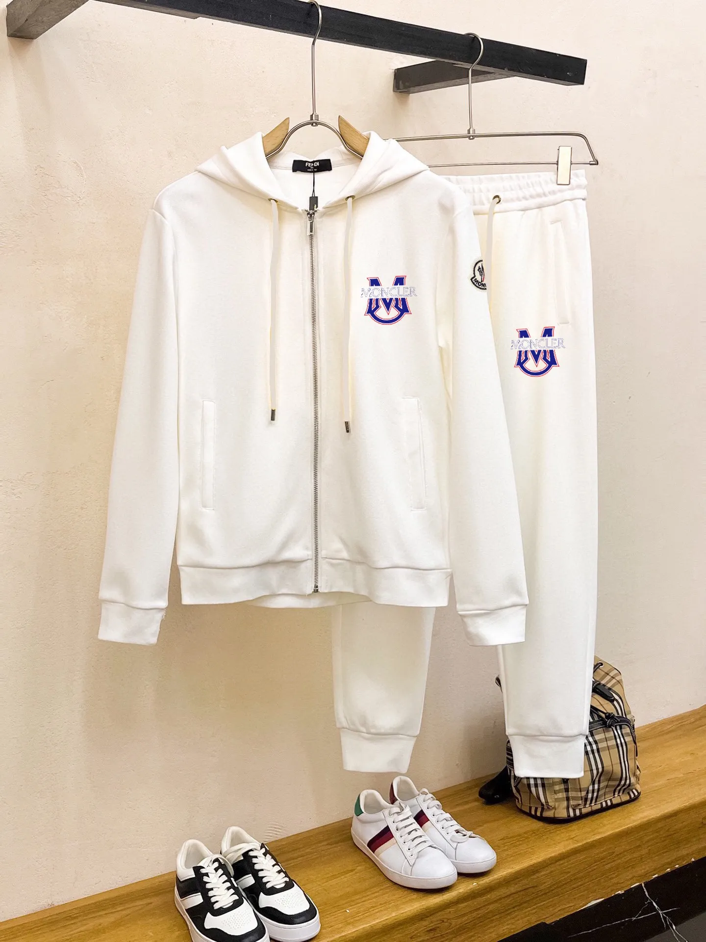 P400 💰 [MONCLER Mouth Covering] (Gospel for Fatty) Hot-selling suit is here. Focus on the original version of the official website. 2025 new hot-selling cardigan sweater suit. The original order is the best product. 🇭🇰The meticulous work of top designers. Just for a fitting and perfect upper body effect. 100% natural high-quality Roman cotton, close-fitting comfort, noble and elegant! Original hardware embodies elegance and nobility! Counter size: M-5XL (maximum wear up to 220 pounds)