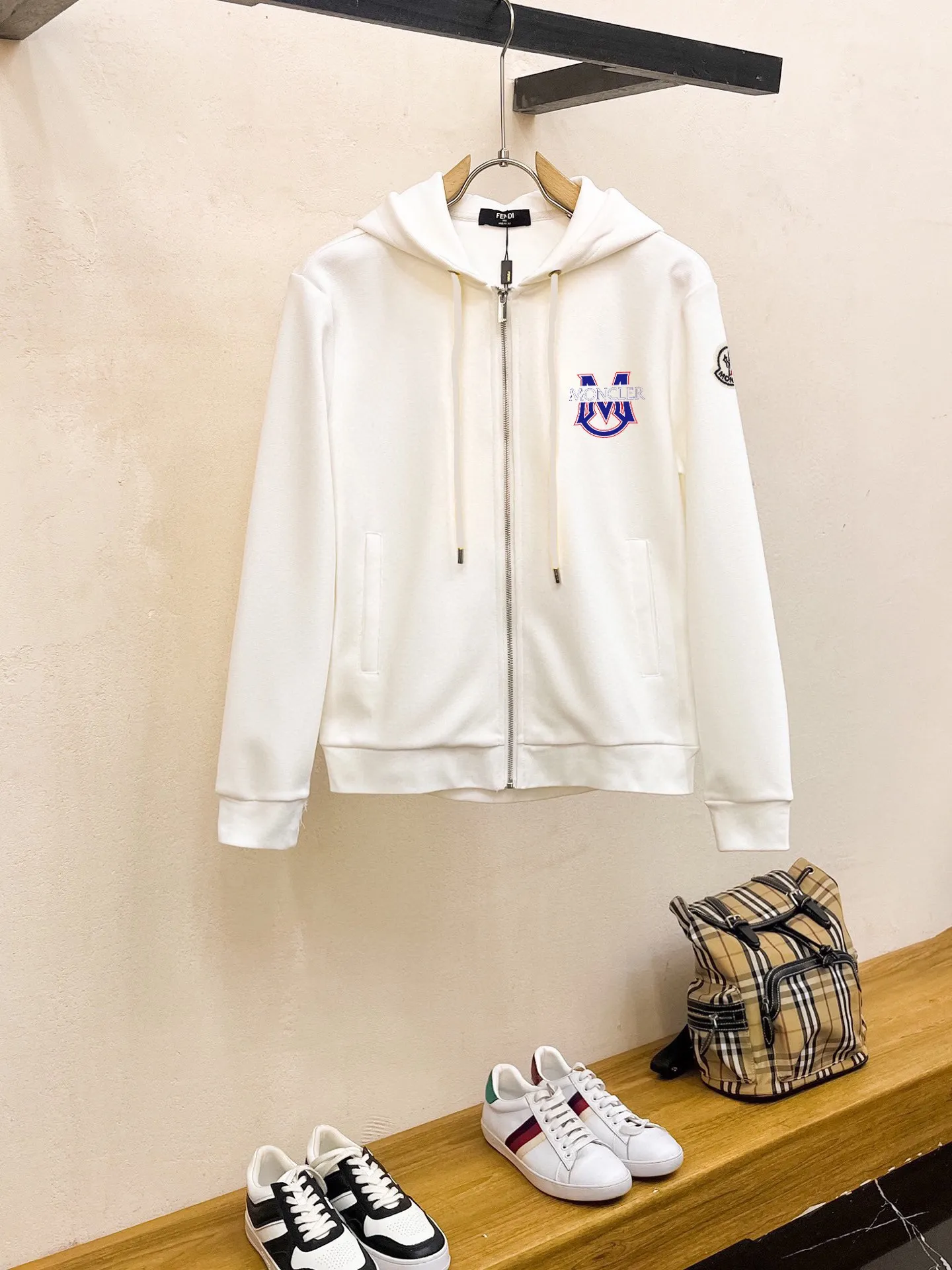 P400 💰 [MONCLER Mouth Covering] (Gospel for Fatty) Hot-selling suit is here. Focus on the original version of the official website. 2025 new hot-selling cardigan sweater suit. The original order is the best product. 🇭🇰The meticulous work of top designers. Just for a fitting and perfect upper body effect. 100% natural high-quality Roman cotton, close-fitting comfort, noble and elegant! Original hardware embodies elegance and nobility! Counter size: M-5XL (maximum wear up to 220 pounds)
