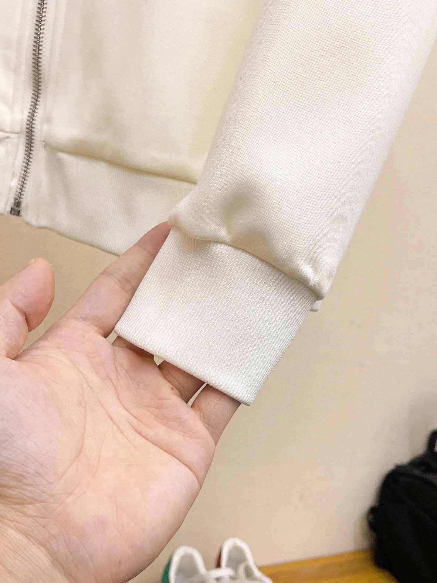 P400 💰 [MONCLER Mouth Covering] (Gospel for Fatty) Hot-selling suit is here. Focus on the original version of the official website. 2025 new hot-selling cardigan sweater suit. The original order is the best product. 🇭🇰The meticulous work of top designers. Just for a fitting and perfect upper body effect. 100% natural high-quality Roman cotton, close-fitting comfort, noble and elegant! Original hardware embodies elegance and nobility! Counter size: M-5XL (maximum wear up to 220 pounds)
