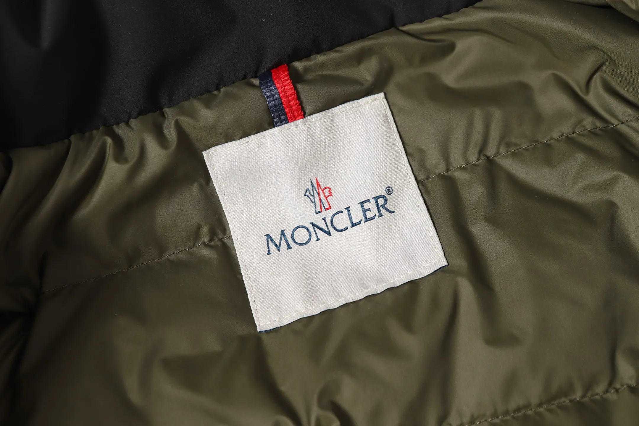 P770 Moncler Epine muzzled short stand collar jacket down jacket. Original replacement fabric. The contrasting color design is really stunning. The Epine men's short down jacket is a daily essential item with a streamlined appearance and protective materials.  Focus Epine short down jacket is durable and lightweight. This short down jacket features hidden quilting for warmth while creating a fluid silhouette. Stylish yet practical, this thermal jacket can be worn from the city to the great outdoors. Details •Made with micro soft •Longue saison lining •Down filling •Zip closure •Zipper pocket •Adjustable cuffs •Drawstring adjustable hem Size: 1-5