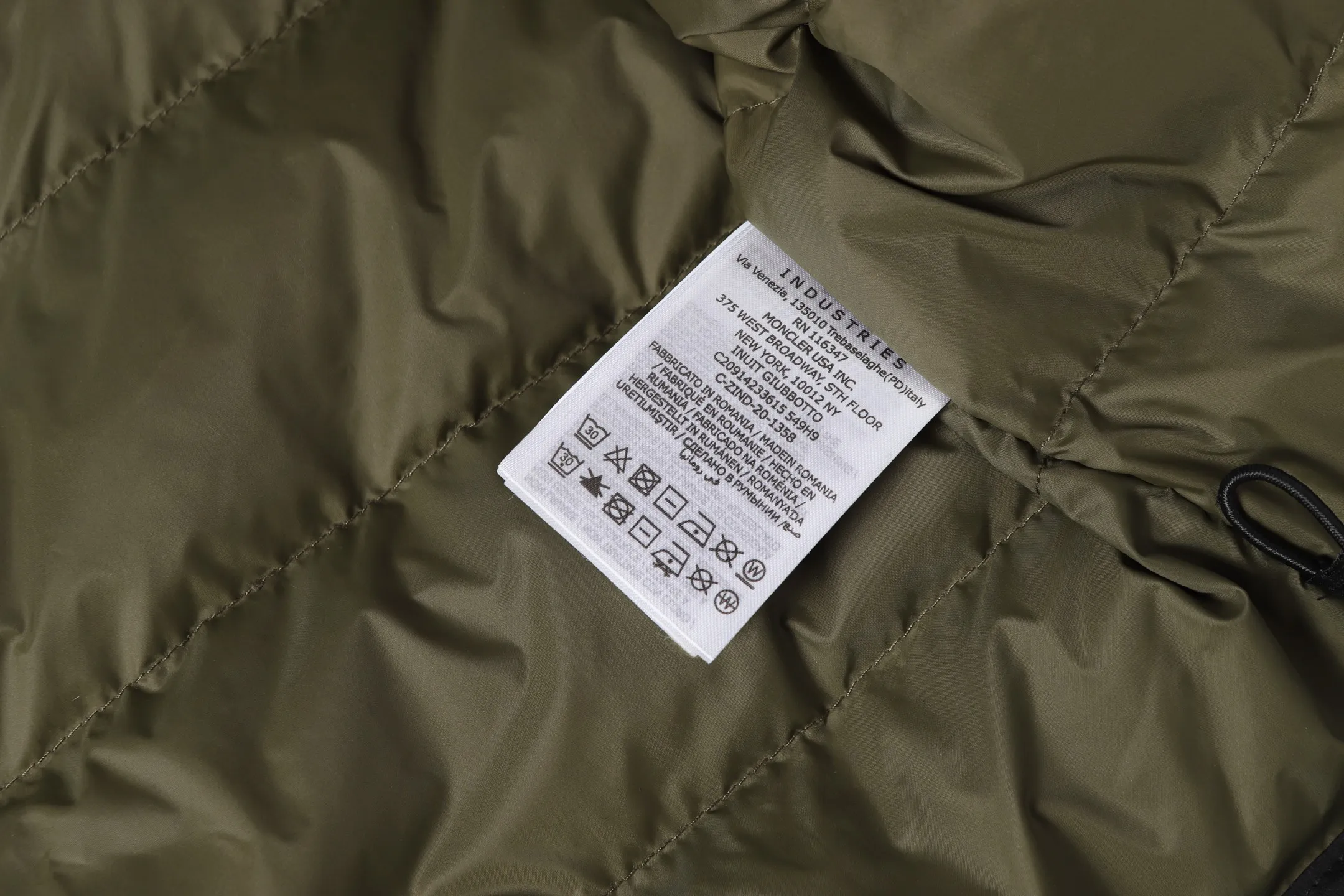 P770 Moncler Epine muzzled short stand collar jacket down jacket. Original replacement fabric. The contrasting color design is really stunning. The Epine men's short down jacket is a daily essential item with a streamlined appearance and protective materials.  Focus Epine short down jacket is durable and lightweight. This short down jacket features hidden quilting for warmth while creating a fluid silhouette. Stylish yet practical, this thermal jacket can be worn from the city to the great outdoors. Details •Made with micro soft •Longue saison lining •Down filling •Zip closure •Zipper pocket •Adjustable cuffs •Drawstring adjustable hem Size: 1-5