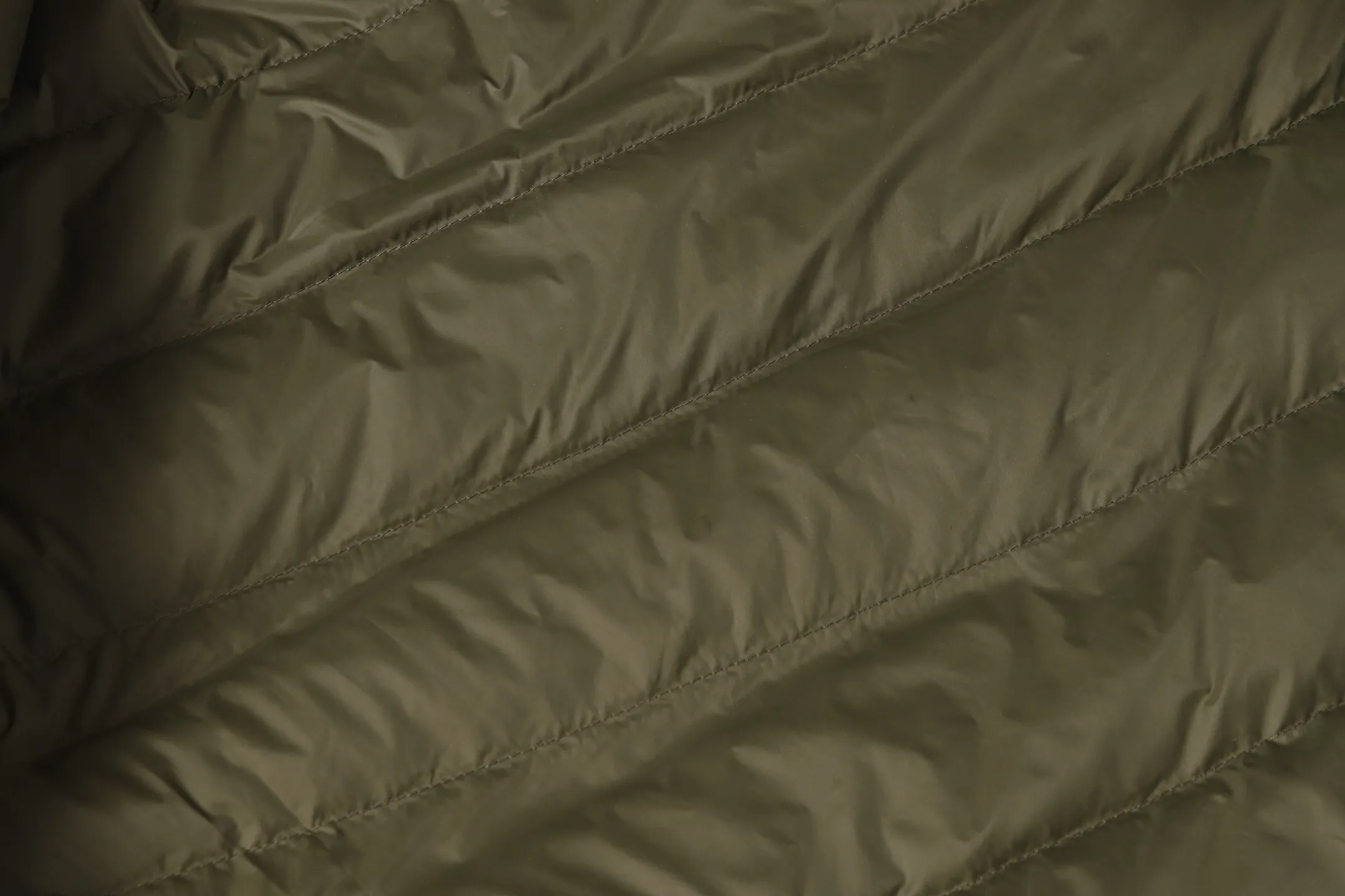 P770 Moncler Epine muzzled short stand collar jacket down jacket. Original replacement fabric. The contrasting color design is really stunning. The Epine men's short down jacket is a daily essential item with a streamlined appearance and protective materials.  Focus Epine short down jacket is durable and lightweight. This short down jacket features hidden quilting for warmth while creating a fluid silhouette. Stylish yet practical, this thermal jacket can be worn from the city to the great outdoors. Details •Made with micro soft •Longue saison lining •Down filling •Zip closure •Zipper pocket •Adjustable cuffs •Drawstring adjustable hem Size: 1-5