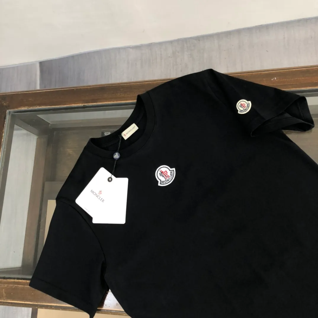 P150 Moncler/Moncler's new summer minimalist short-sleeved T-shirt. This T-shirt is the crystallization of Moncler's pure personality and functionality. It is specially designed to create a casual look. It is suitable for matching with various clothing. It is made of custom-woven high-density pure cotton fabric! Black White S-XL (larger version)
