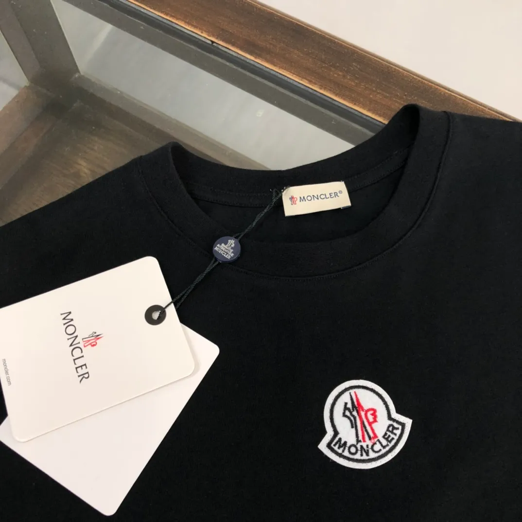 P150 Moncler/Moncler's new summer minimalist short-sleeved T-shirt. This T-shirt is the crystallization of Moncler's pure personality and functionality. It is specially designed to create a casual look. It is suitable for matching with various clothing. It is made of custom-woven high-density pure cotton fabric! Black White S-XL (larger version)