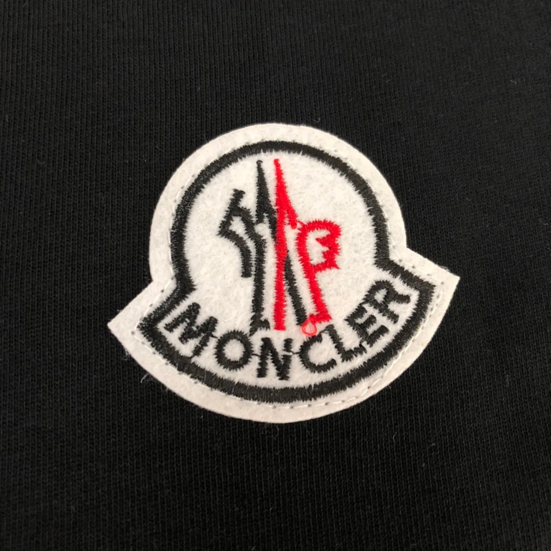 P150 Moncler/Moncler's new summer minimalist short-sleeved T-shirt. This T-shirt is the crystallization of Moncler's pure personality and functionality. It is specially designed to create a casual look. It is suitable for matching with various clothing. It is made of custom-woven high-density pure cotton fabric! Black White S-XL (larger version)
