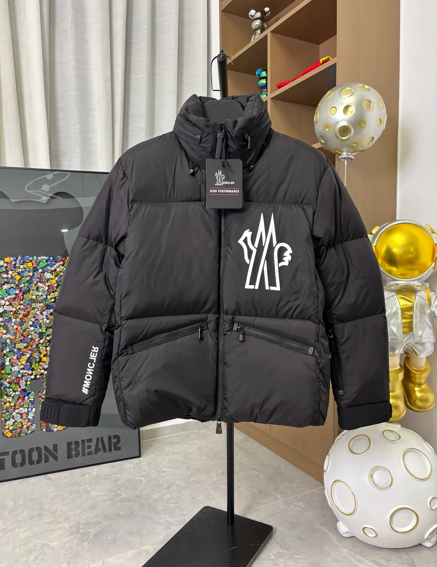 P1010 Style number: DC233# [moncler] Moncler 2025 autumn and winter ski series new two-wear down jacket. The hat can be recycled through the zipper to become a three-dimensional down jacket. Two-wear!  The original custom-made hardware accessories are all imported and customized. Welcome to compare. Absolutely high quality. Super soft. Full and fluffy. Super heavy-duty. The fabric is well-made and has a perfect pattern. Note⚠The fabric is super comfortable. Exclusive model. Non-market product. Same style for men and women. Color: black. Size: 1 2 3 4 5 [Picture 9️⃣Size chart]