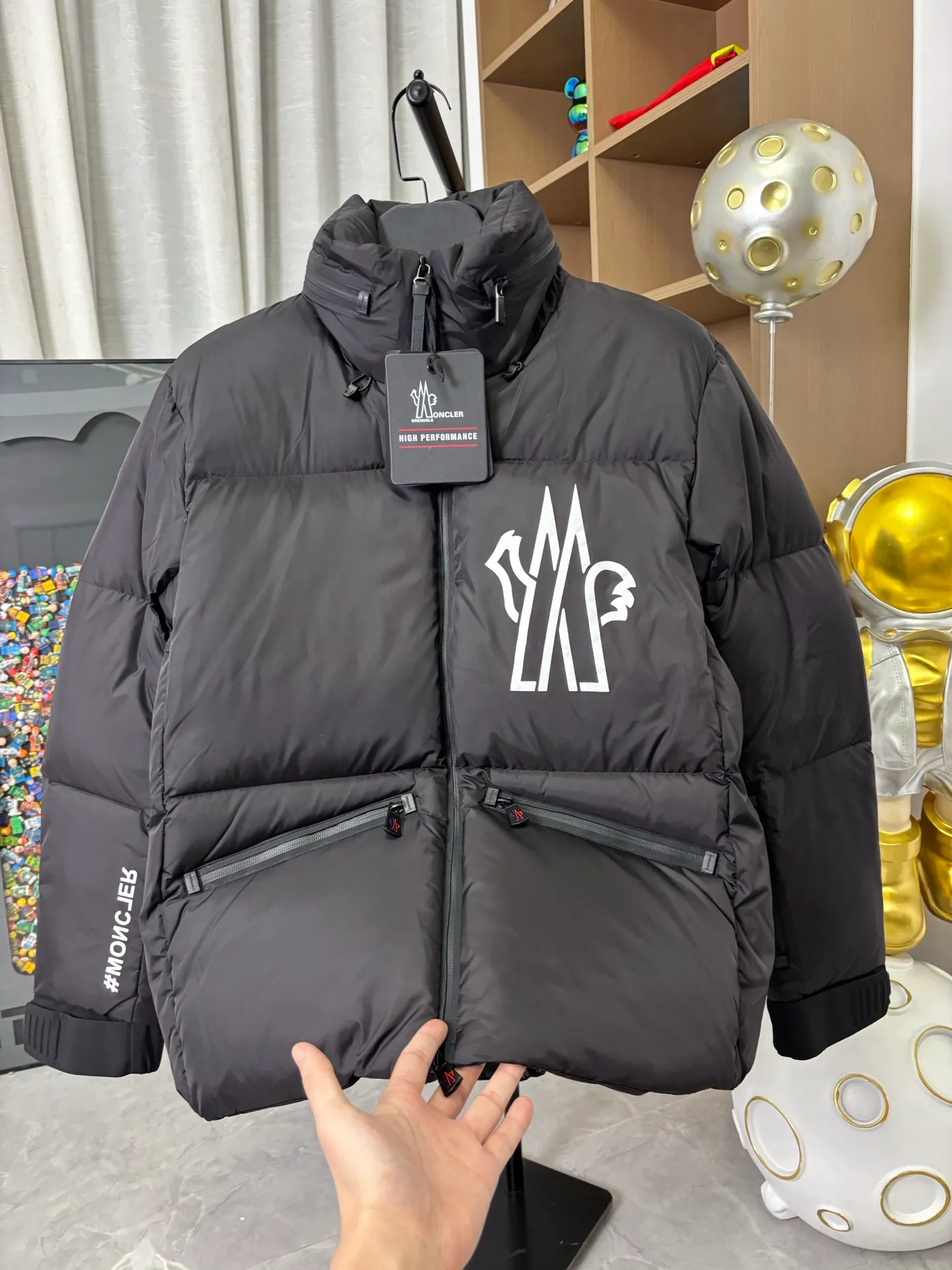 P1010 Style number: DC233# [moncler] Moncler 2025 autumn and winter ski series new two-wear down jacket. The hat can be recycled through the zipper to become a three-dimensional down jacket. Two-wear!  The original custom-made hardware accessories are all imported and customized. Welcome to compare. Absolutely high quality. Super soft. Full and fluffy. Super heavy-duty. The fabric is well-made and has a perfect pattern. Note⚠The fabric is super comfortable. Exclusive model. Non-market product. Same style for men and women. Color: black. Size: 1 2 3 4 5 [Picture 9️⃣Size chart]