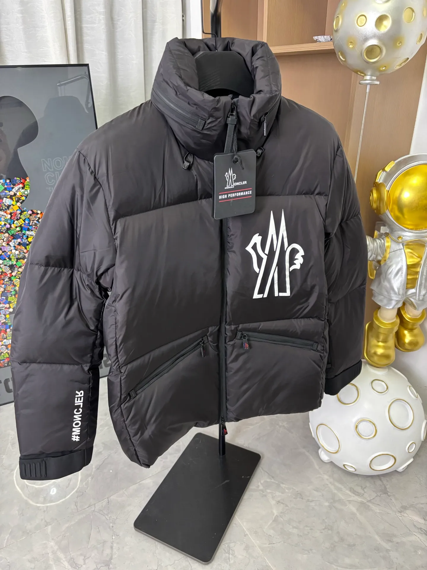P1010 Style number: DC233# [moncler] Moncler 2025 autumn and winter ski series new two-wear down jacket. The hat can be recycled through the zipper to become a three-dimensional down jacket. Two-wear!  The original custom-made hardware accessories are all imported and customized. Welcome to compare. Absolutely high quality. Super soft. Full and fluffy. Super heavy-duty. The fabric is well-made and has a perfect pattern. Note⚠The fabric is super comfortable. Exclusive model. Non-market product. Same style for men and women. Color: black. Size: 1 2 3 4 5 [Picture 9️⃣Size chart]