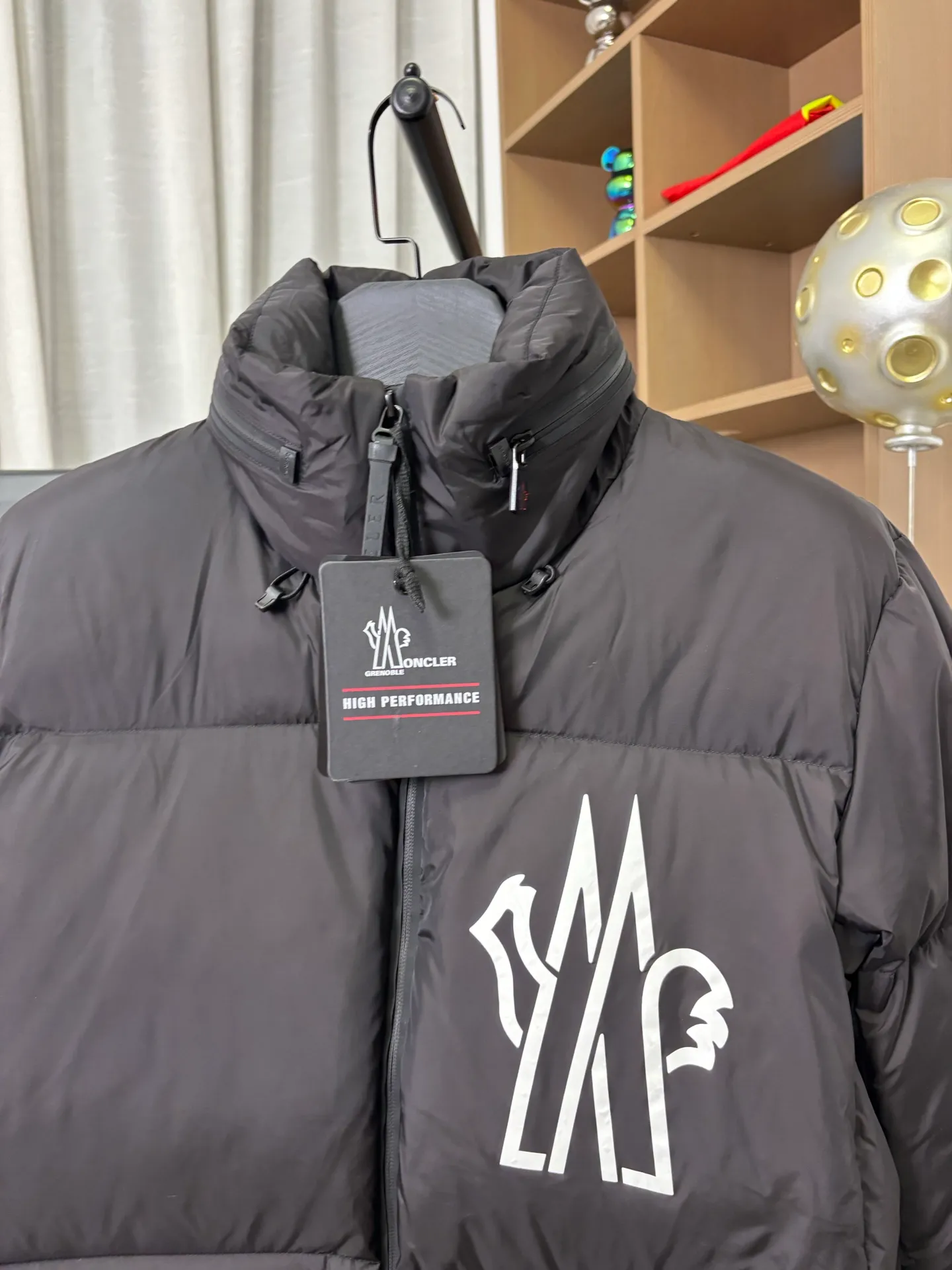 P1010 Style number: DC233# [moncler] Moncler 2025 autumn and winter ski series new two-wear down jacket. The hat can be recycled through the zipper to become a three-dimensional down jacket. Two-wear!  The original custom-made hardware accessories are all imported and customized. Welcome to compare. Absolutely high quality. Super soft. Full and fluffy. Super heavy-duty. The fabric is well-made and has a perfect pattern. Note⚠The fabric is super comfortable. Exclusive model. Non-market product. Same style for men and women. Color: black. Size: 1 2 3 4 5 [Picture 9️⃣Size chart]