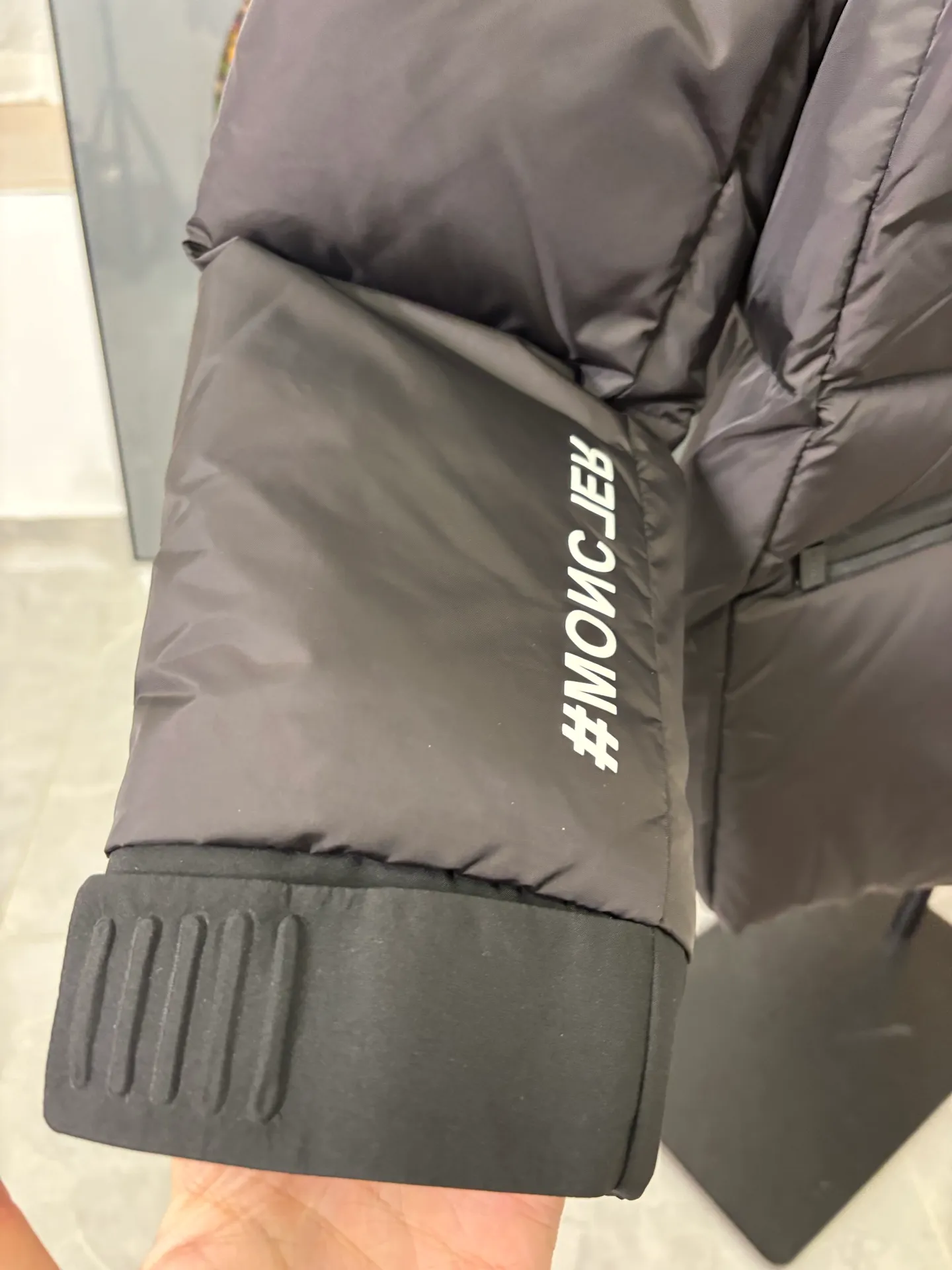 P1010 Style number: DC233# [moncler] Moncler 2025 autumn and winter ski series new two-wear down jacket. The hat can be recycled through the zipper to become a three-dimensional down jacket. Two-wear!  The original custom-made hardware accessories are all imported and customized. Welcome to compare. Absolutely high quality. Super soft. Full and fluffy. Super heavy-duty. The fabric is well-made and has a perfect pattern. Note⚠The fabric is super comfortable. Exclusive model. Non-market product. Same style for men and women. Color: black. Size: 1 2 3 4 5 [Picture 9️⃣Size chart]