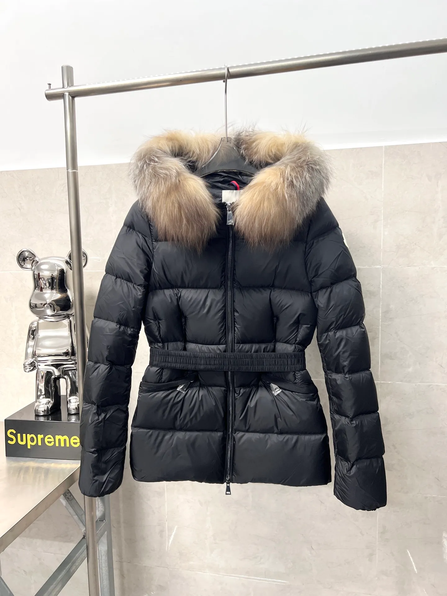 P1080 Moncler's new fur collar hooded waisted down jacket. The slim fit highlights the fluffy temperament of this down jacket. It is light and neat without any bloat. The fur collar at the neck is very textured. It is super slim and reduces your age. It is both warm and fashionable. It is definitely a versatile and unmistakable warm weapon for daily outings. Size: 1234