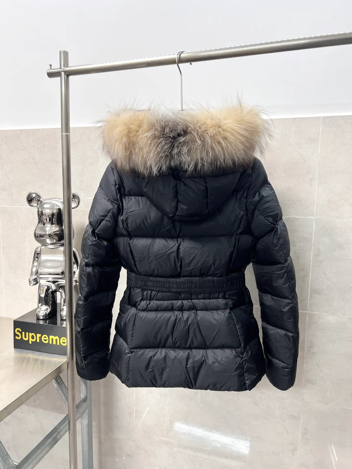 P1080 Moncler's new fur collar hooded waisted down jacket. The slim fit highlights the fluffy temperament of this down jacket. It is light and neat without any bloat. The fur collar at the neck is very textured. It is super slim and reduces your age. It is both warm and fashionable. It is definitely a versatile and unmistakable warm weapon for daily outings. Size: 1234