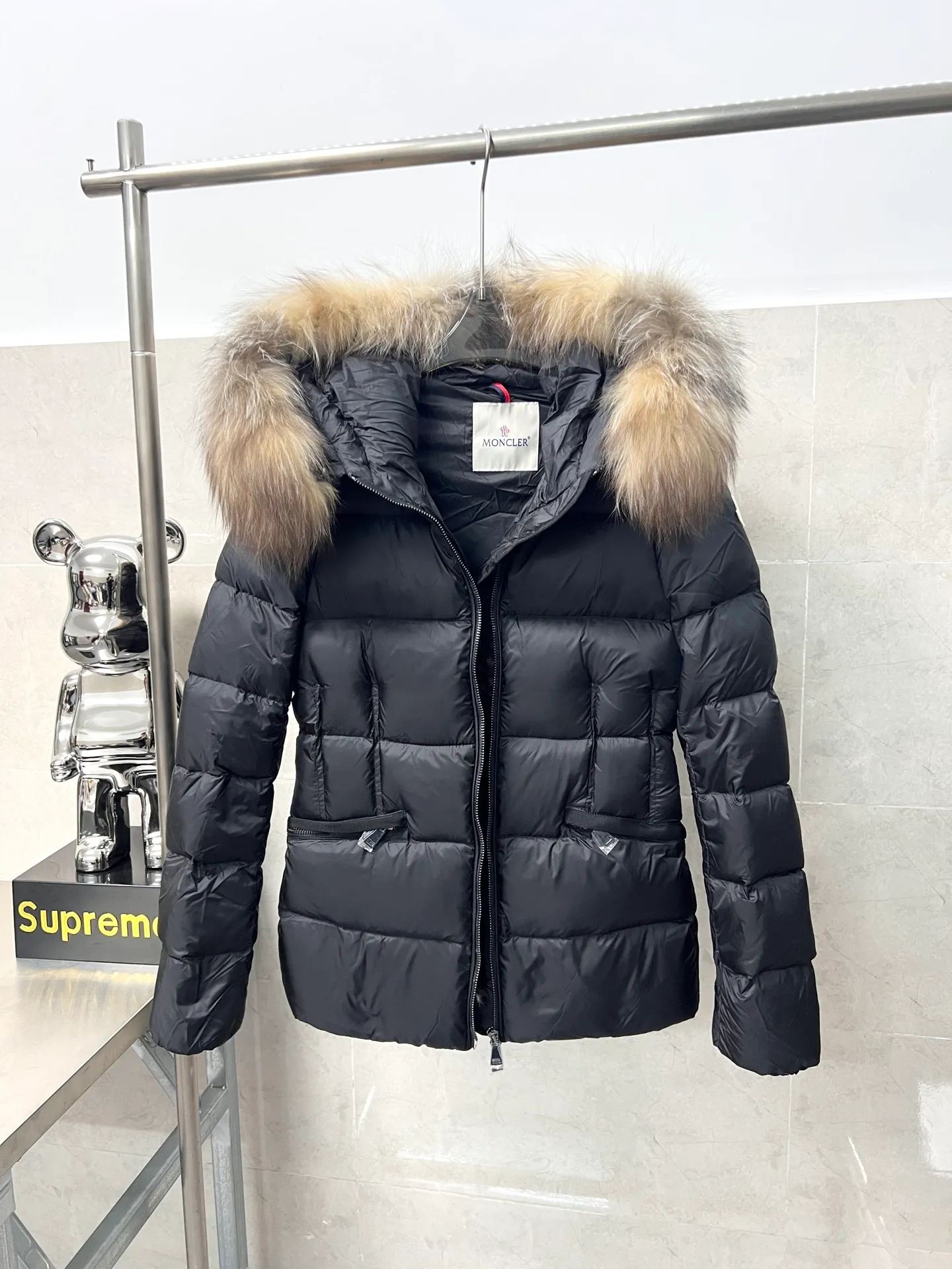 P1080 Moncler's new fur collar hooded waisted down jacket. The slim fit highlights the fluffy temperament of this down jacket. It is light and neat without any bloat. The fur collar at the neck is very textured. It is super slim and reduces your age. It is both warm and fashionable. It is definitely a versatile and unmistakable warm weapon for daily outings. Size: 1234